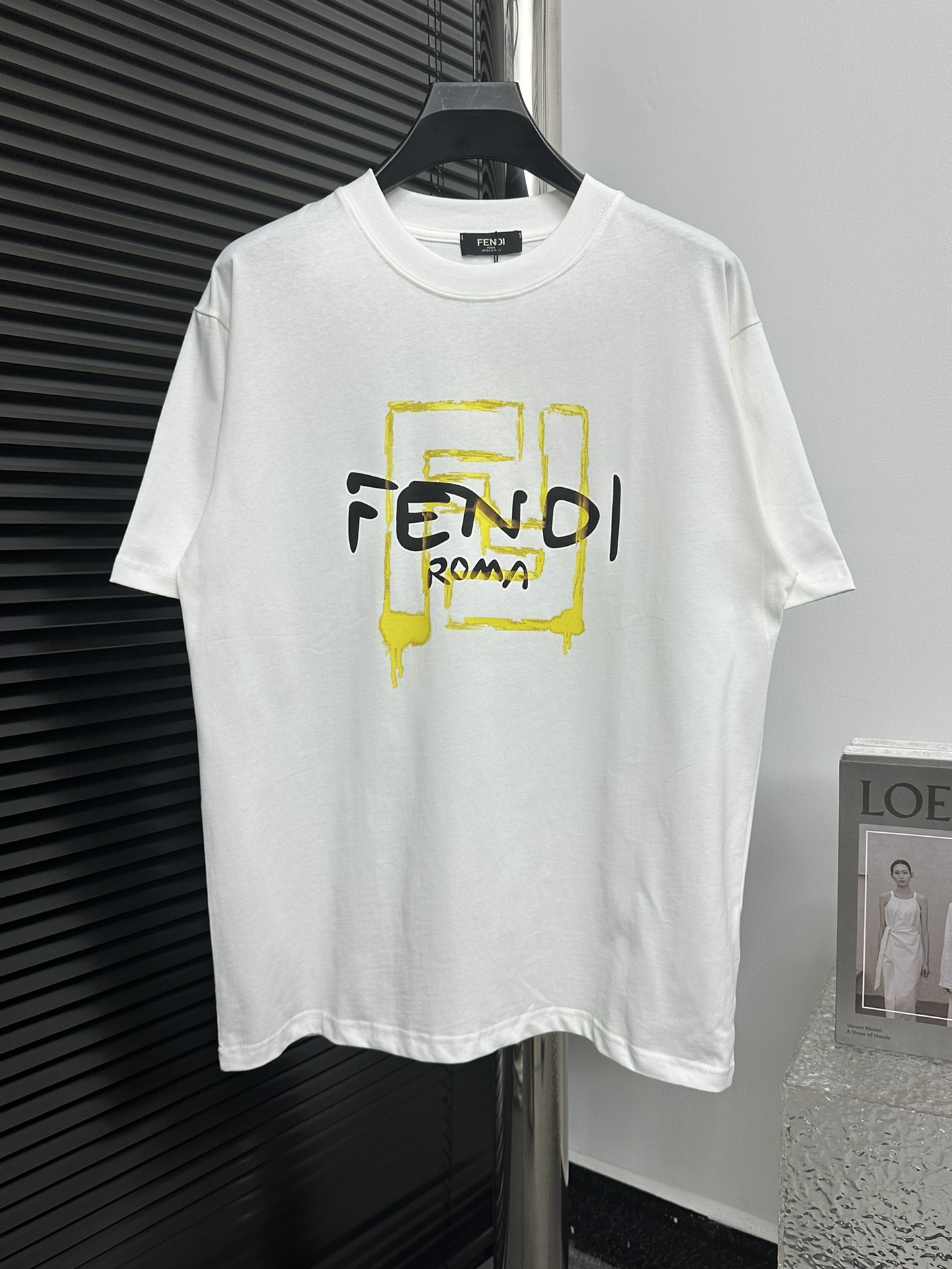 【FENDI】芬迪24sslogo印花t恤短袖 精选优质240g纯棉面料，触感软糯亲肤细腻，实物到手绝对超乎你的想象，贴身无比舒适透气，即便是汗流浃背也不会有腻身及闷热感可言，将排汗吸湿性发挥到了极致! 颜色：黑色 白色 尺码：XS-L