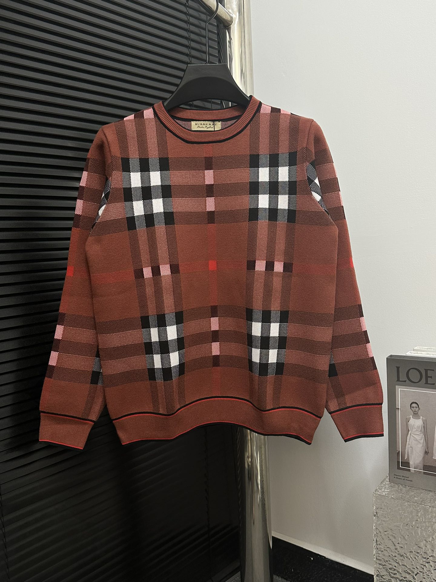 【BURBERRY】Suéter de punto de cuello redondo con paneles de cuadros de Burberry, confeccionado con tela de cachemira sin…