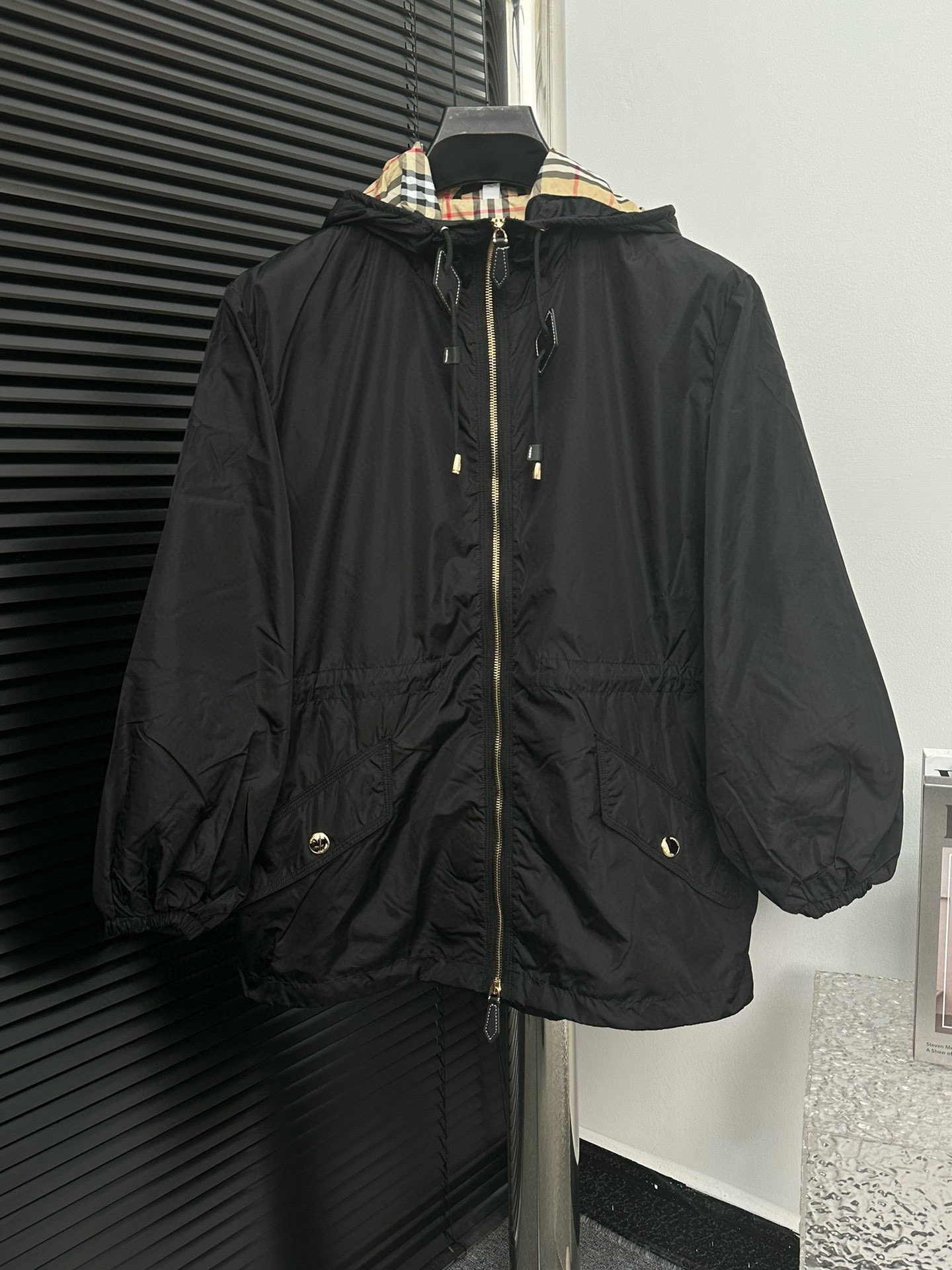 【BURBERRY】Chaqueta fina tipo trench clásica de Burberry, disponible en tiendas, tela personalizada, textura de alta cal…
