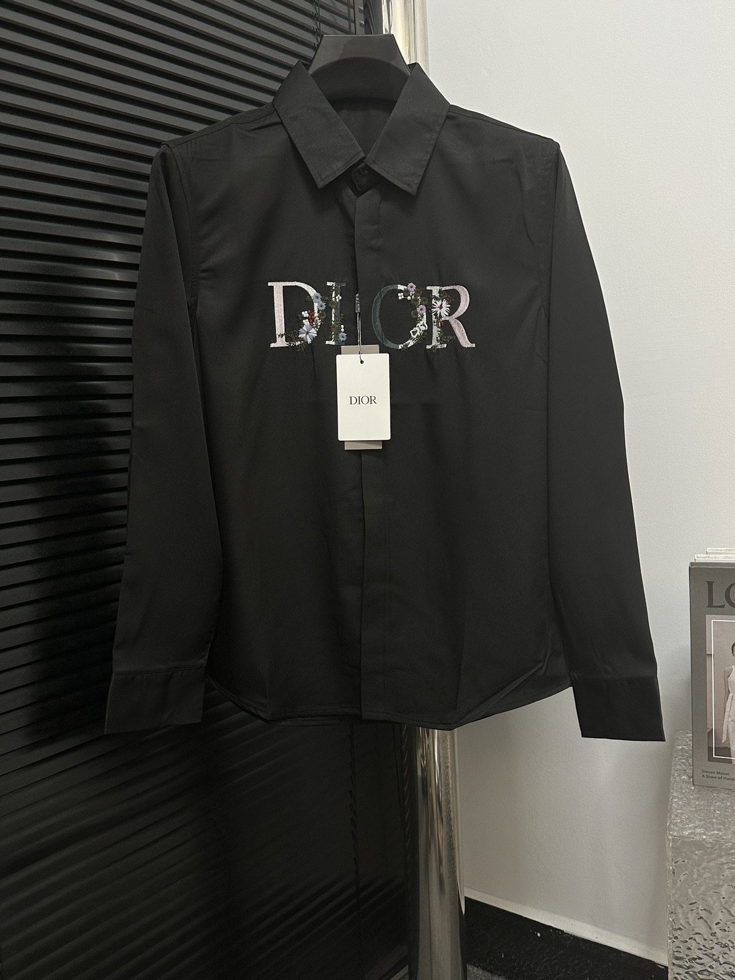 【DIOR】 La clásica camisa bordada floral degradada de Dior con mangas largas está de moda y es elegante en la parte supe…