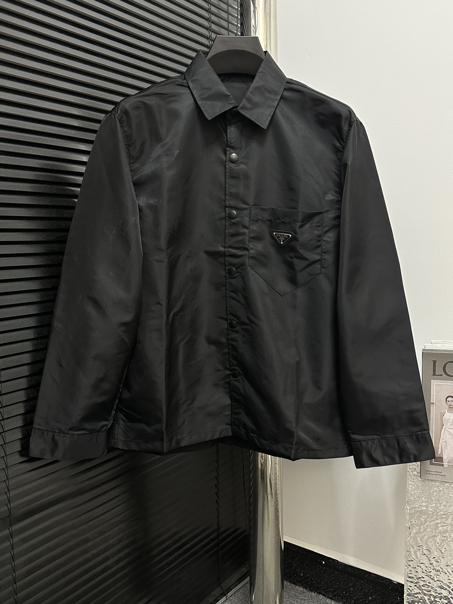 【Prada】Prada clásica chaqueta de camisa de nailon oscuro. La tela utiliza nailon personalizado resistente al viento. Bo…