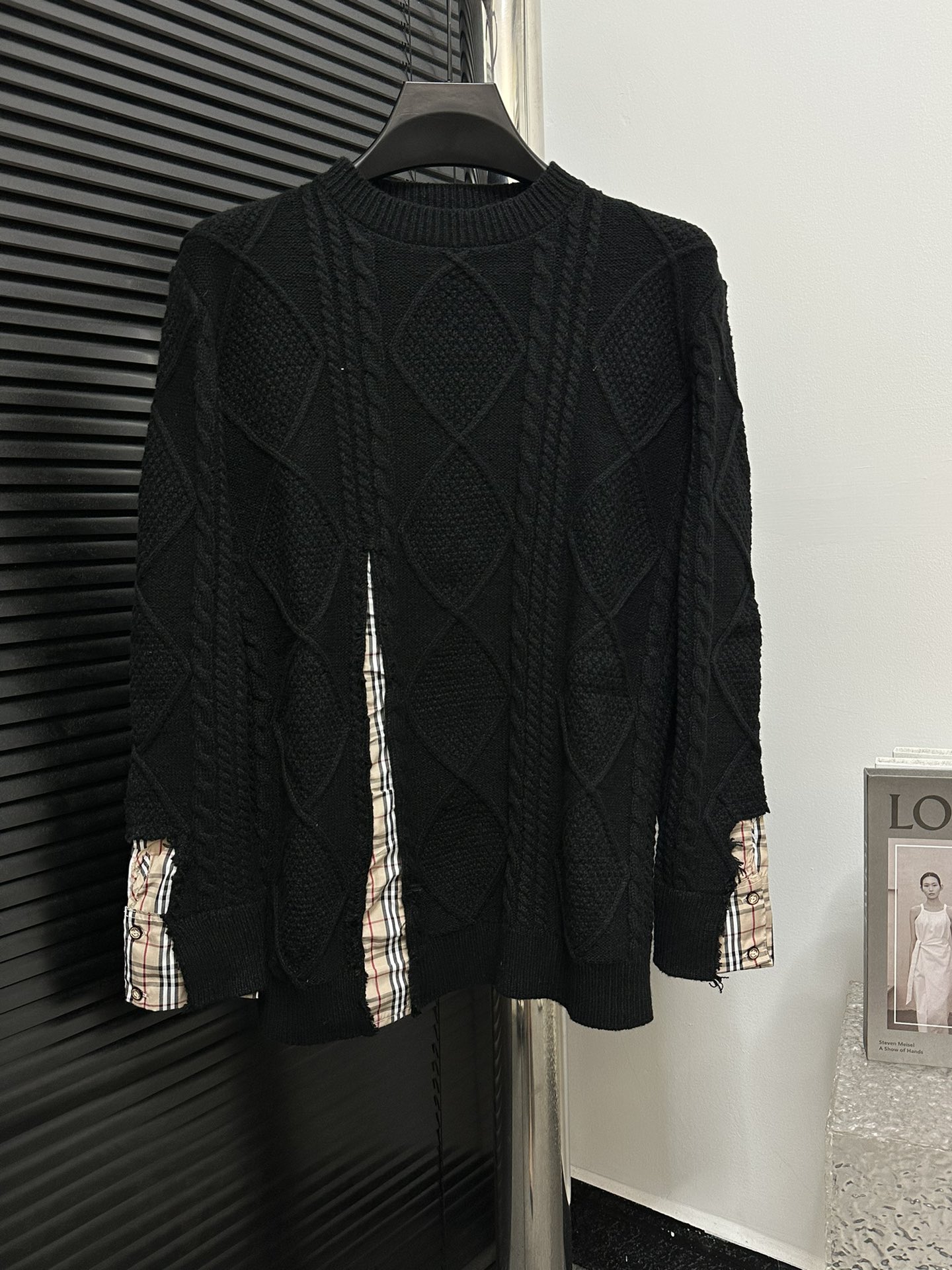 【BBR】Jersey de punto negro de entretiempo de Burberry con paneles de mezclilla, clásico con aspecto desgastado, corte t…