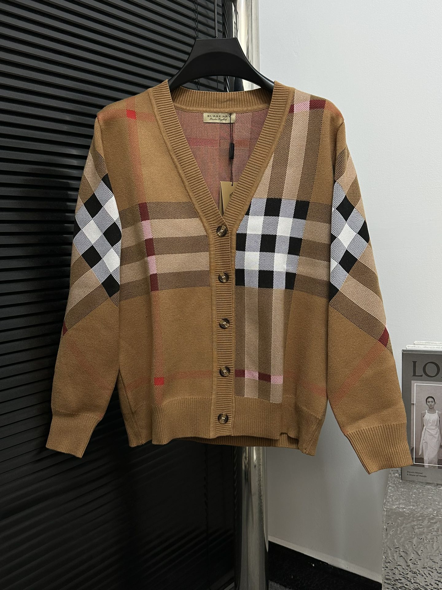 【BBR】Cárdigan de punto de lana con gran cuadro clásico de Burberry, cárdigan de cuadros, un modelo que favorece a hombr…
