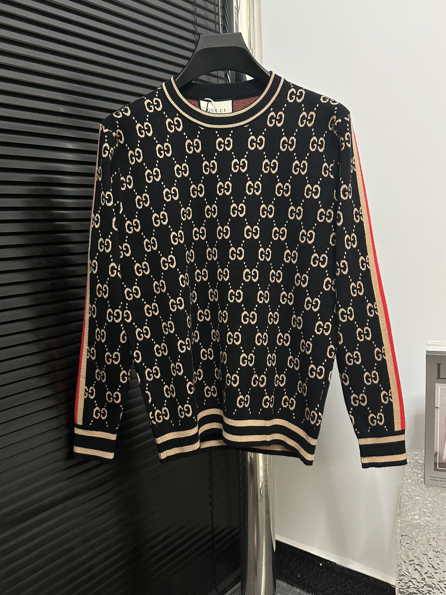 【Gucci】Gucci clásico suéter de cuello redondo con logo jacquard completo, tela suave y fina, resistente a bolitas, acce…
