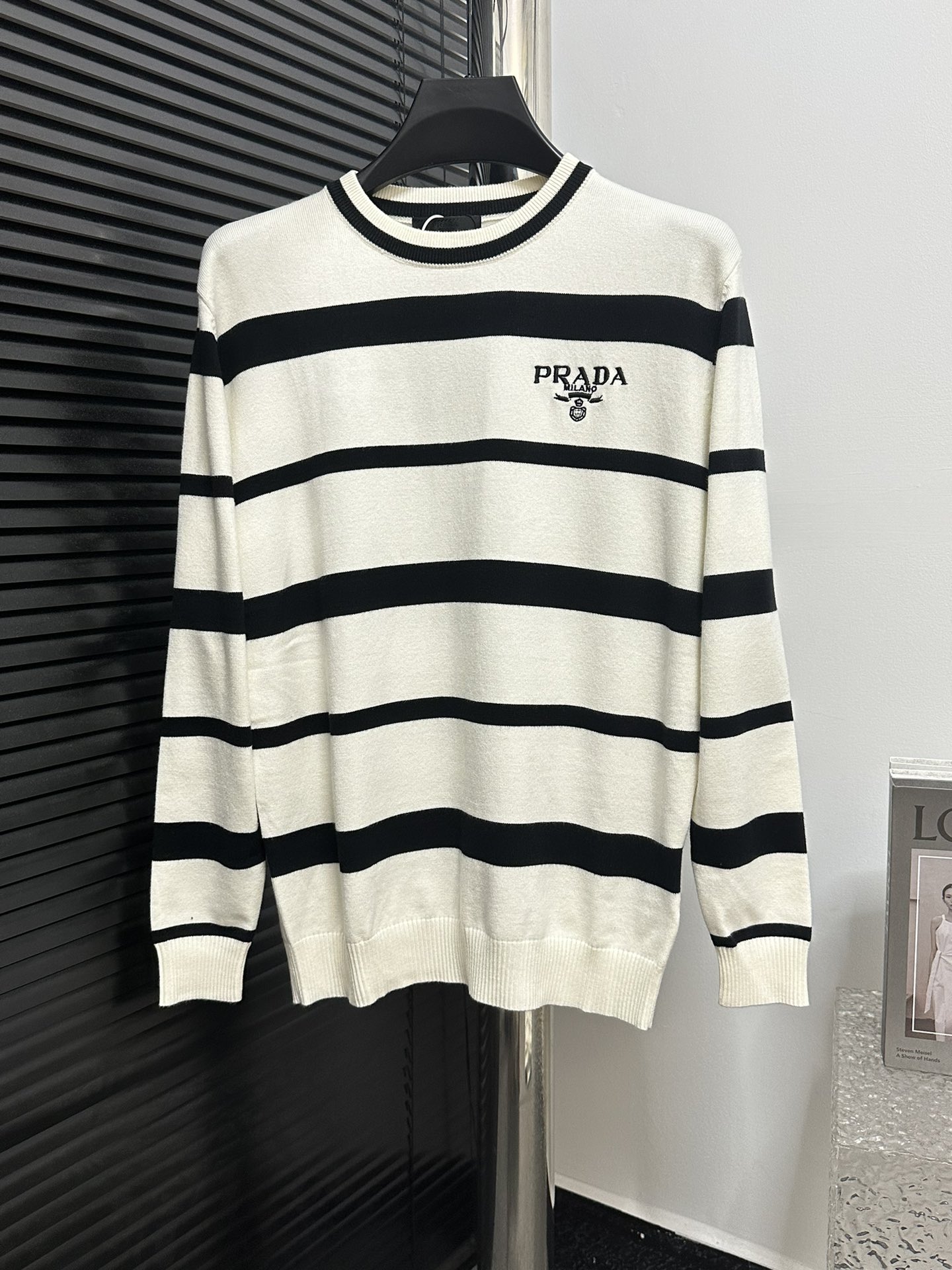 【PRada】Prada clásico suéter de cuello redondo a rayas. Tejido suave y fino, resistente a la formación de bolitas. Acces…