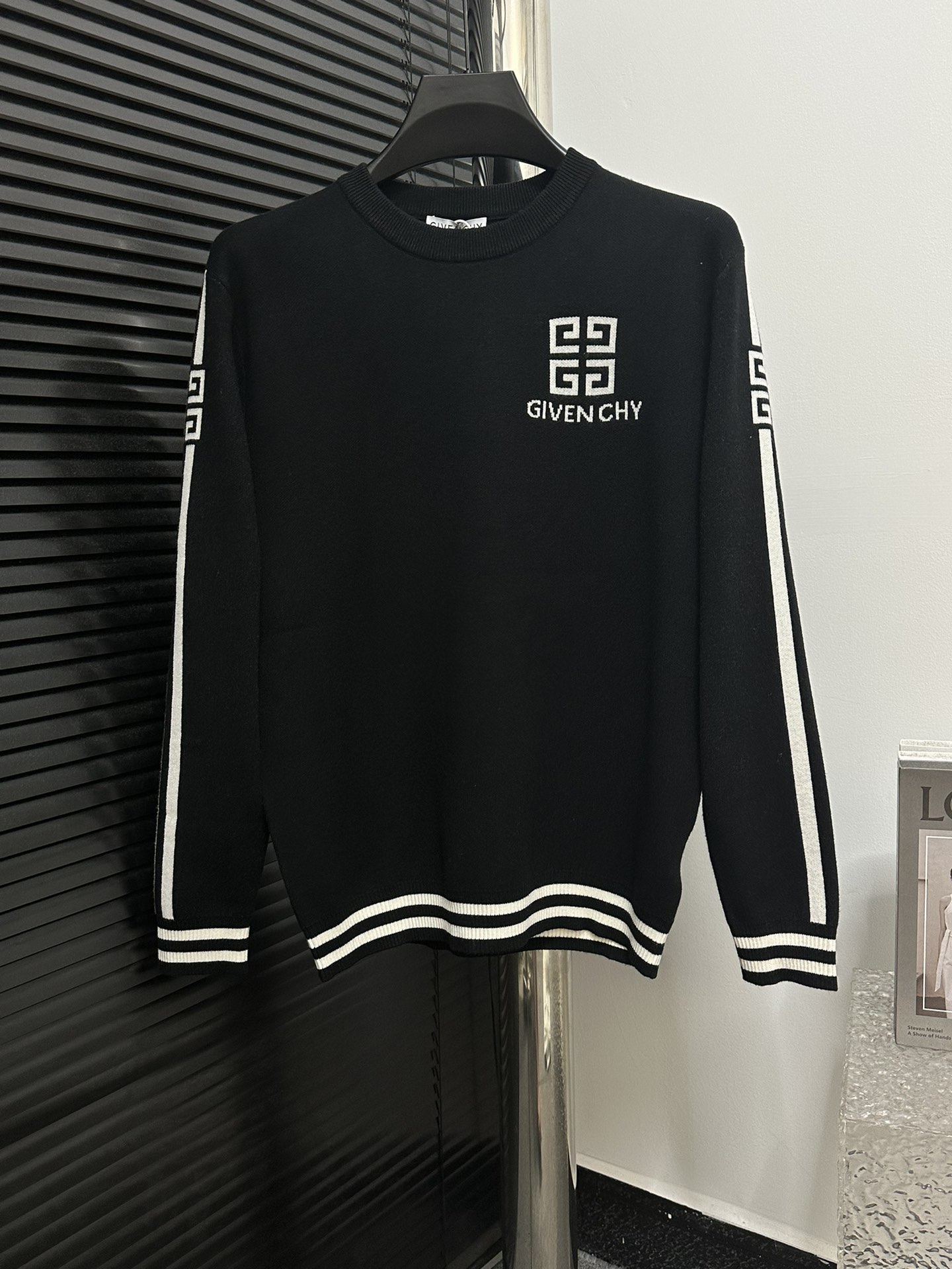 [GIVENCHY] Suéter de punto con cuello redondo estilo nueva pareja de Givenchy 2024. Hecho de material de mezcla de lana…