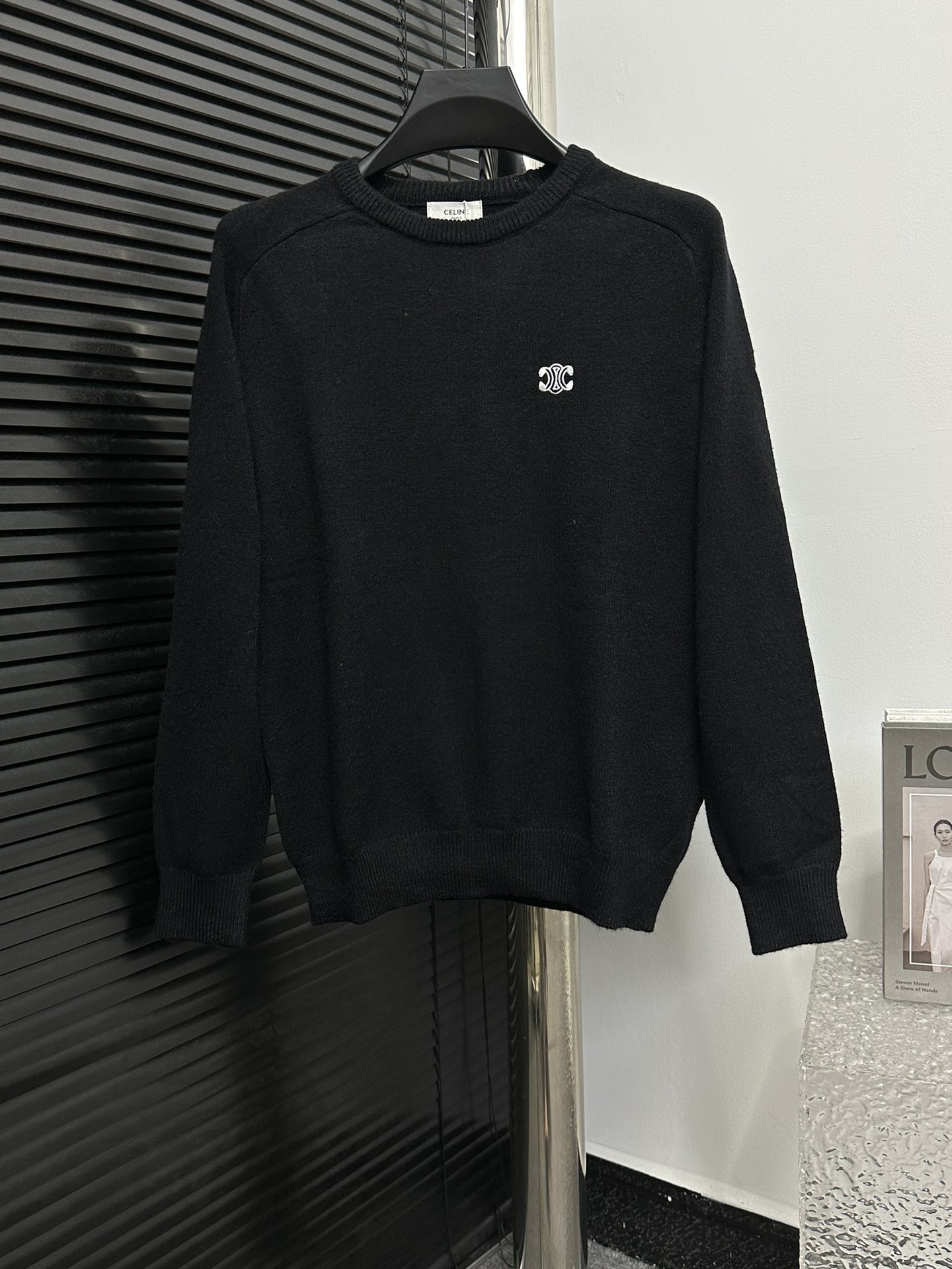 【Celine】Jersey de cuello redondo con pequeño bordado de la etiqueta de Celine. El tejido está hecho de mezcla de lana d…