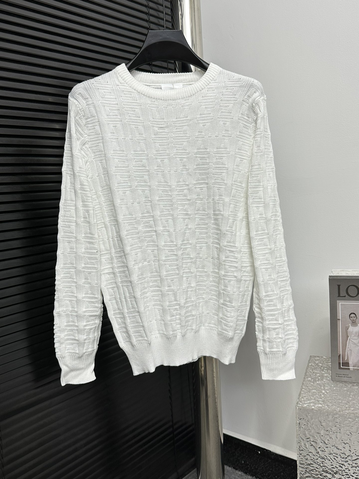 [Givenchy] El suéter de punto con cuello redondo y jacquard superior de Givenchy es moderno e individual. Es súper vers…
