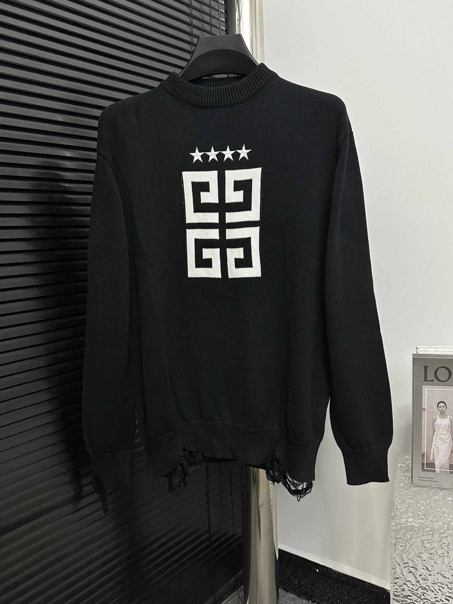 [GIVENCHy] El nuevo suéter de cuello redondo de punto grueso con letras jacquard de Givenchy está hecho con hilo Sheep …
