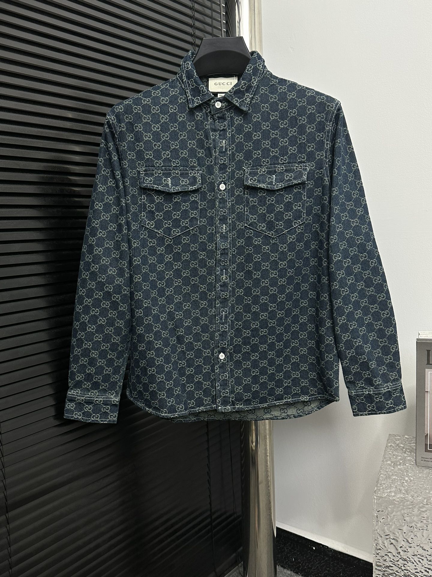 【Gucci】Gucci nueva chaqueta de camisa con estampado jacquard de logo, tela vaquera jacquard con patrón clásico teñido y…