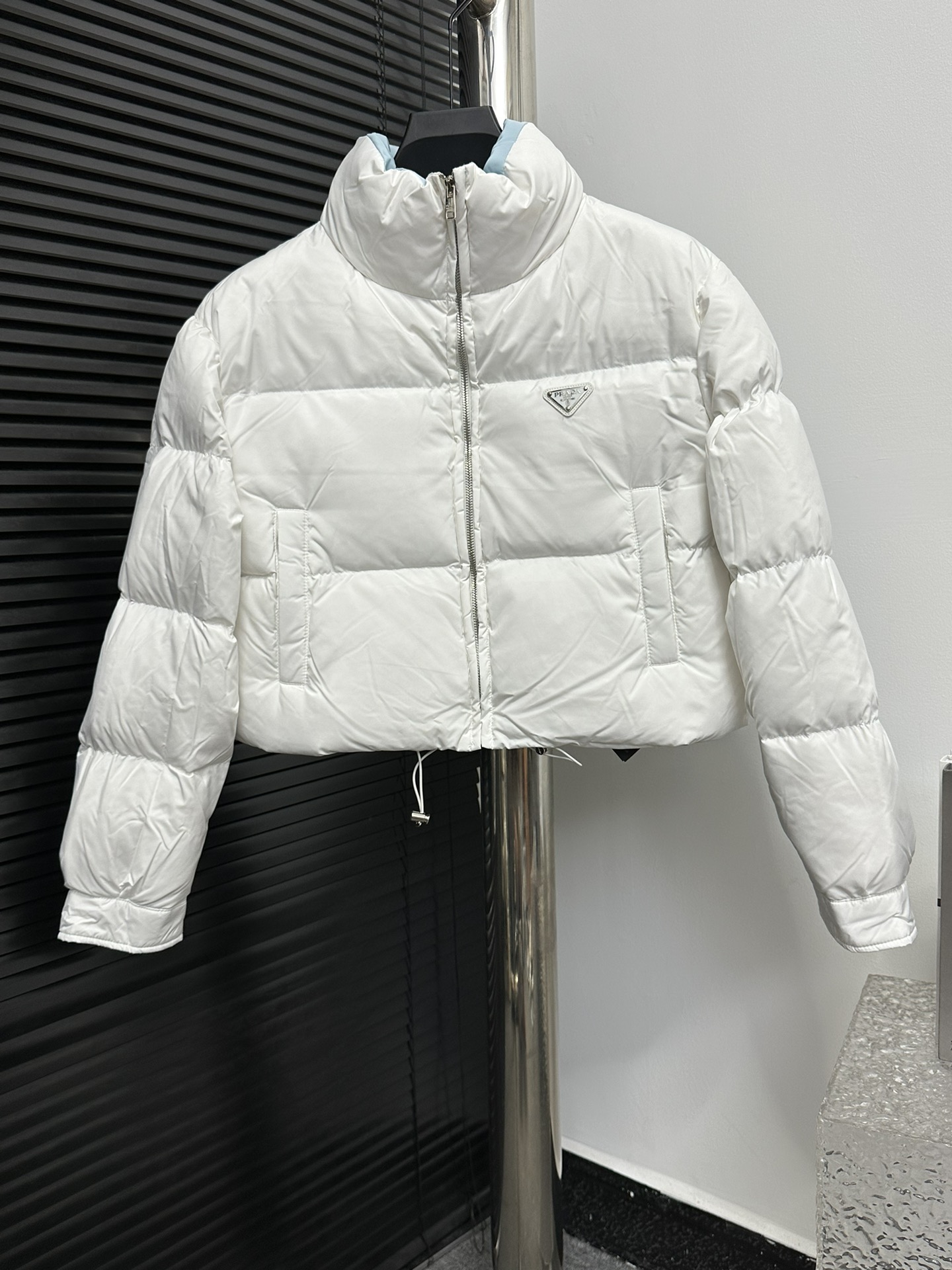 Versión alta [Prada] Chaqueta corta de plumas con cuello alto para mujer de Prada, diseño de moño esponjoso ultraligero…