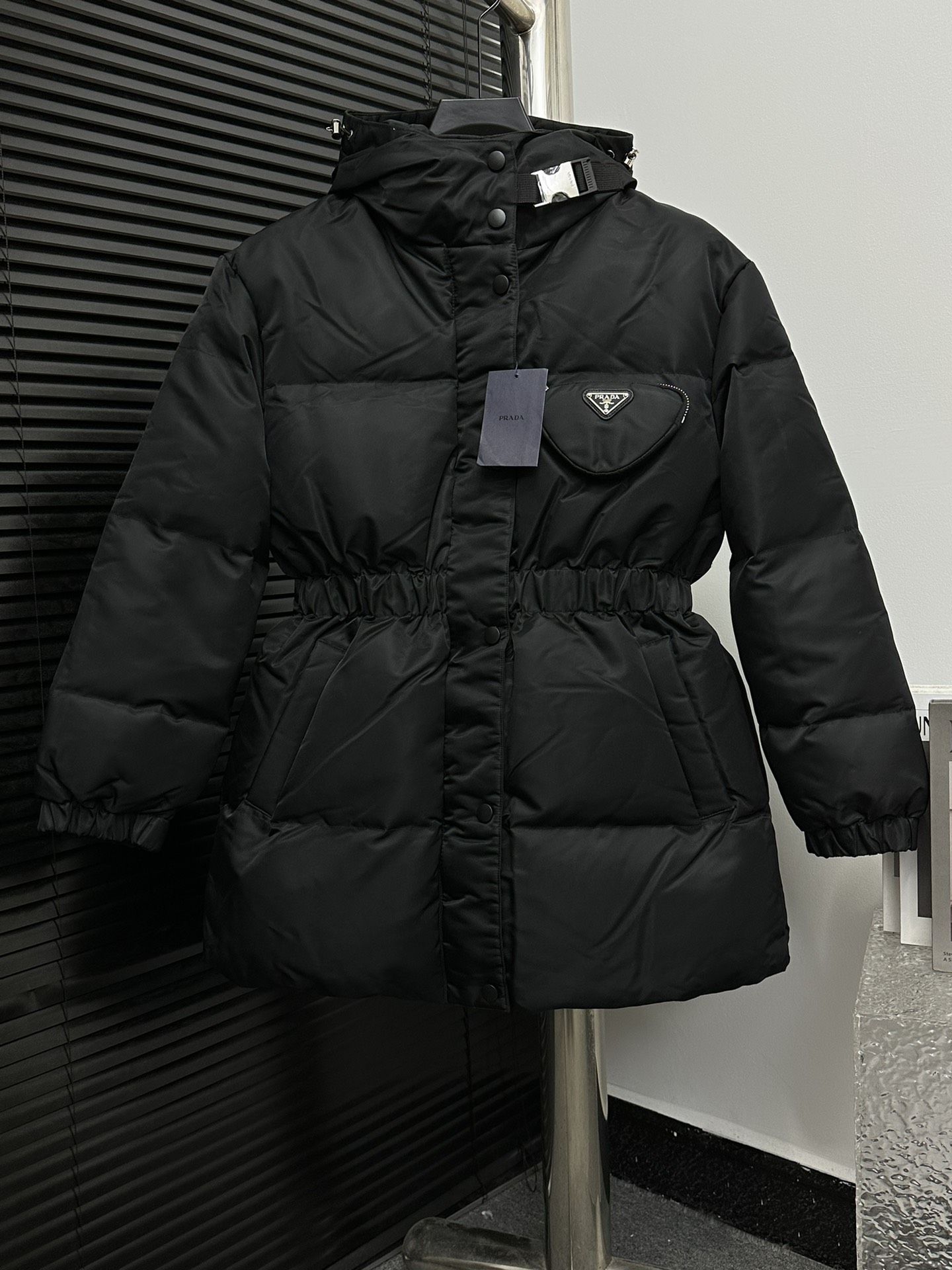 [Prada] La nueva chaqueta de invierno con capucha para mujer de Prada, abrigo delgado de cintura media, chaqueta de plu…
