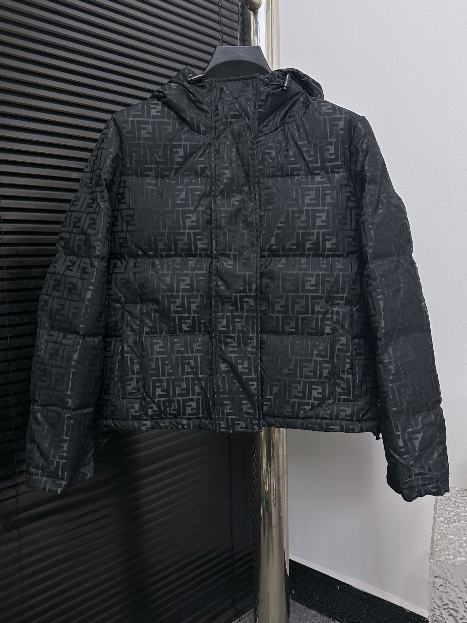 高端版 🆕FEND最新男女同款羽绒服、面料柔软舒适 上身版型超赞 拉链辅料都是客供 、进口面料，轻便舒适，保暖有型、简单大方款式！轻便保暖、秋冬御寒的最佳选择！ 颜色：黑 尺码 S M L XL