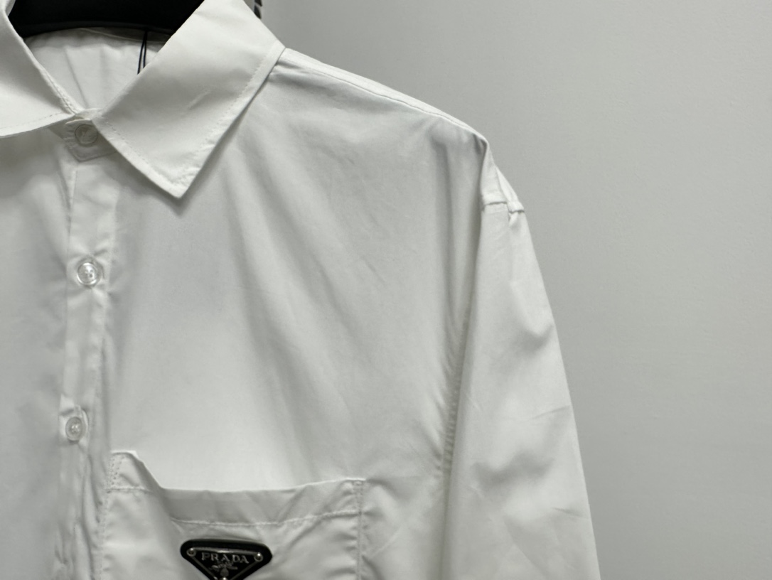 Prada 24ss Silk Triangle Pocket Shirt: High-Quality, Customized, Unisex, Black/White, S-XL - 图片 3