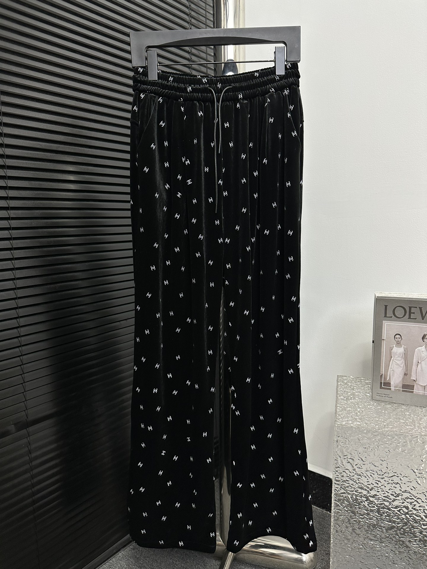 【CHANEL】Chanel pantalones rectos de pana de la última colección 2024 tejido personalizado de alta versión con…