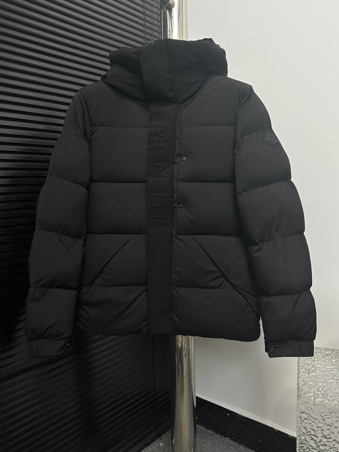 【Moncler】Montclair Puerta de entrada con relieve tridimensional y letras en relieve, chaqueta de plumón estilo Black Wa…