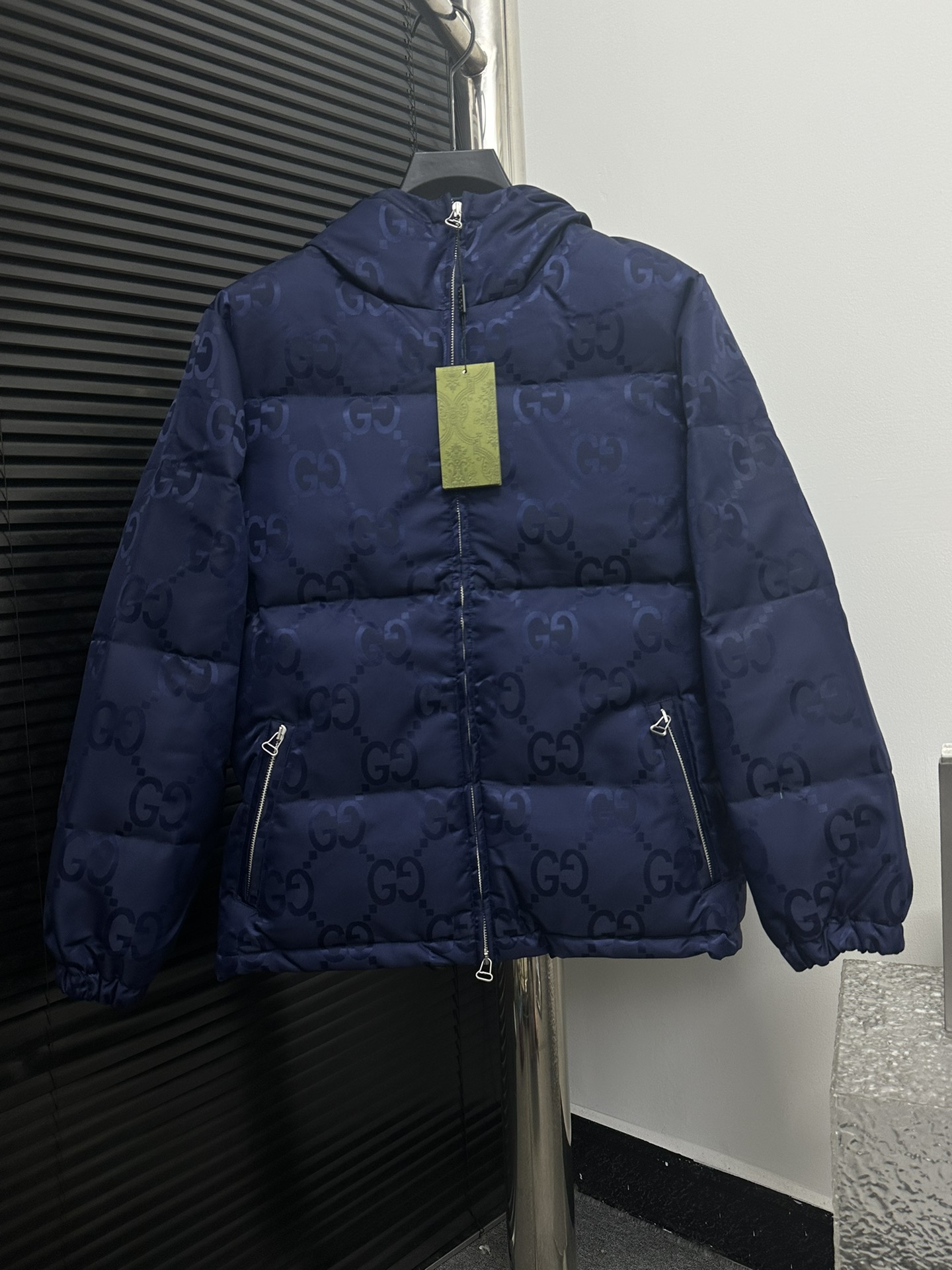 【GUCCI】Chaqueta de plumón con capucha y jacquard Gucci. Confeccionada en tejido de nailon personalizado, diseño jacquar…