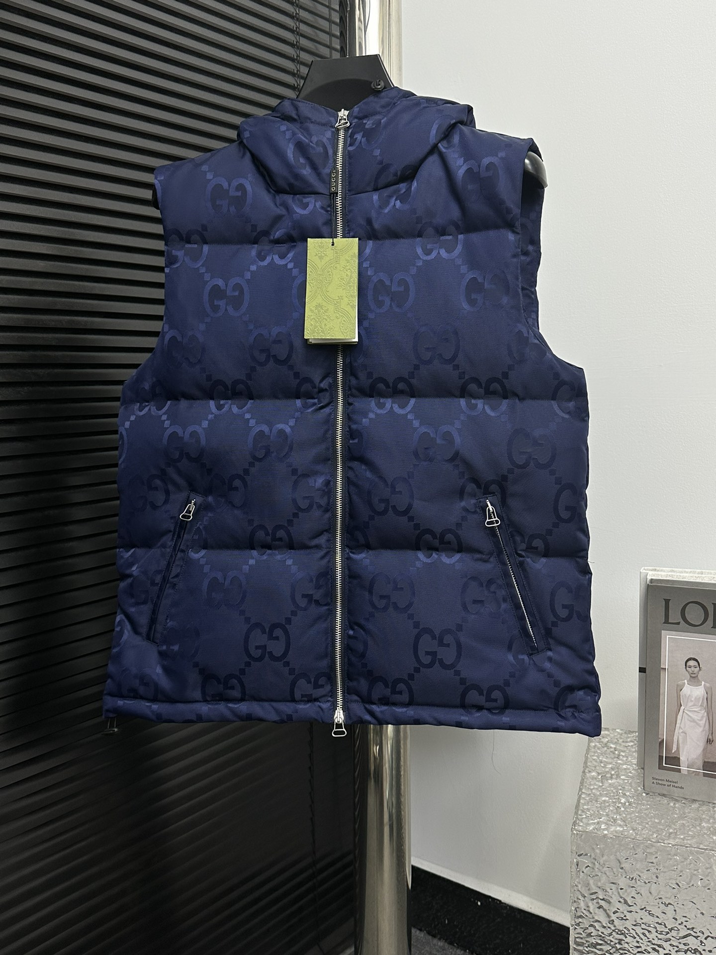 【GUCCI】古驰提花羽绒马甲 采用定制锦纶面料，全幅提花设计，内里填充90白鸭绒，能与同季下装搭配营造时尚造型，驾驭各种场合 定制辅料，三标齐全，男女同款 尺码：42 44 46 48 50