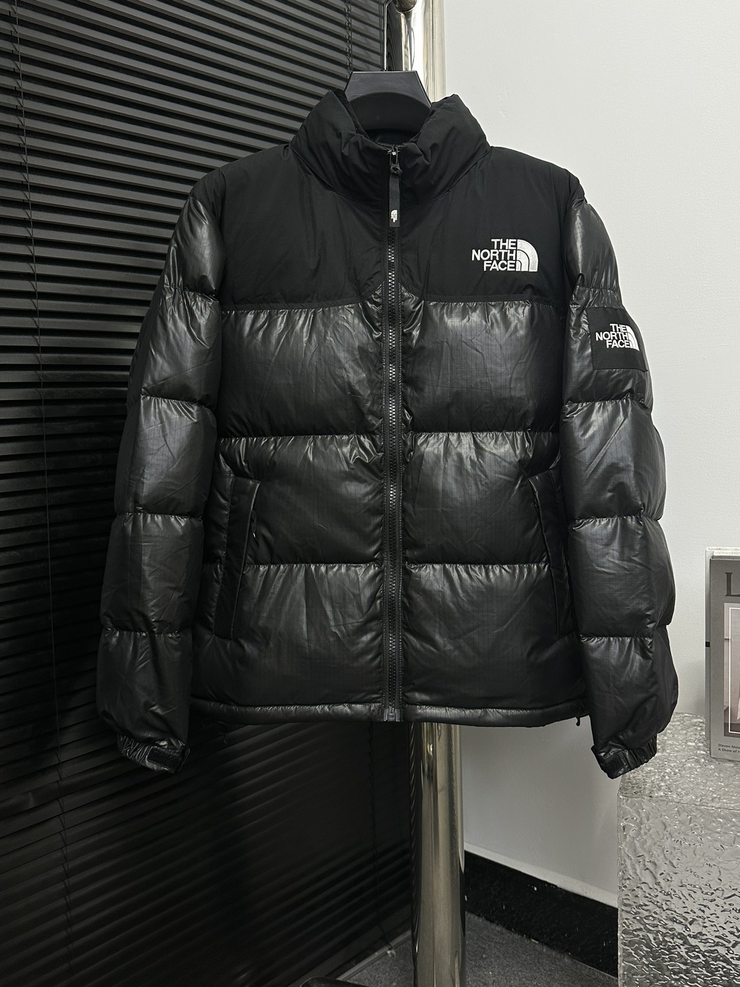 【𝗧𝗵𝗲 𝗡𝗼𝗿𝘁𝗵 𝗙𝗮𝗰𝗲】The North Face Nuptse clásico de cuadros grandes. El significado literal de "The North Face…