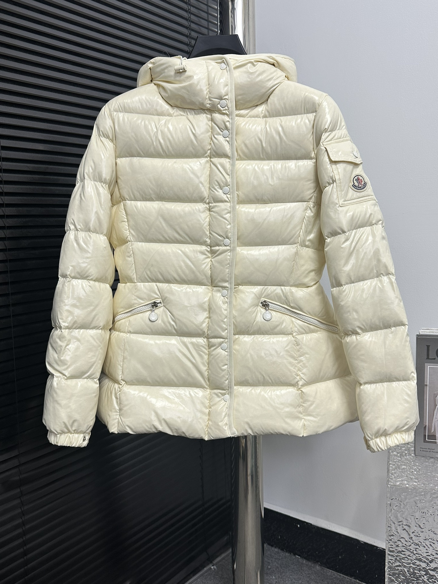 【Moncler】Chaqueta corta de plumón para mujer con capucha y cinturón. La chaqueta de plumón barante está confeccionada e…