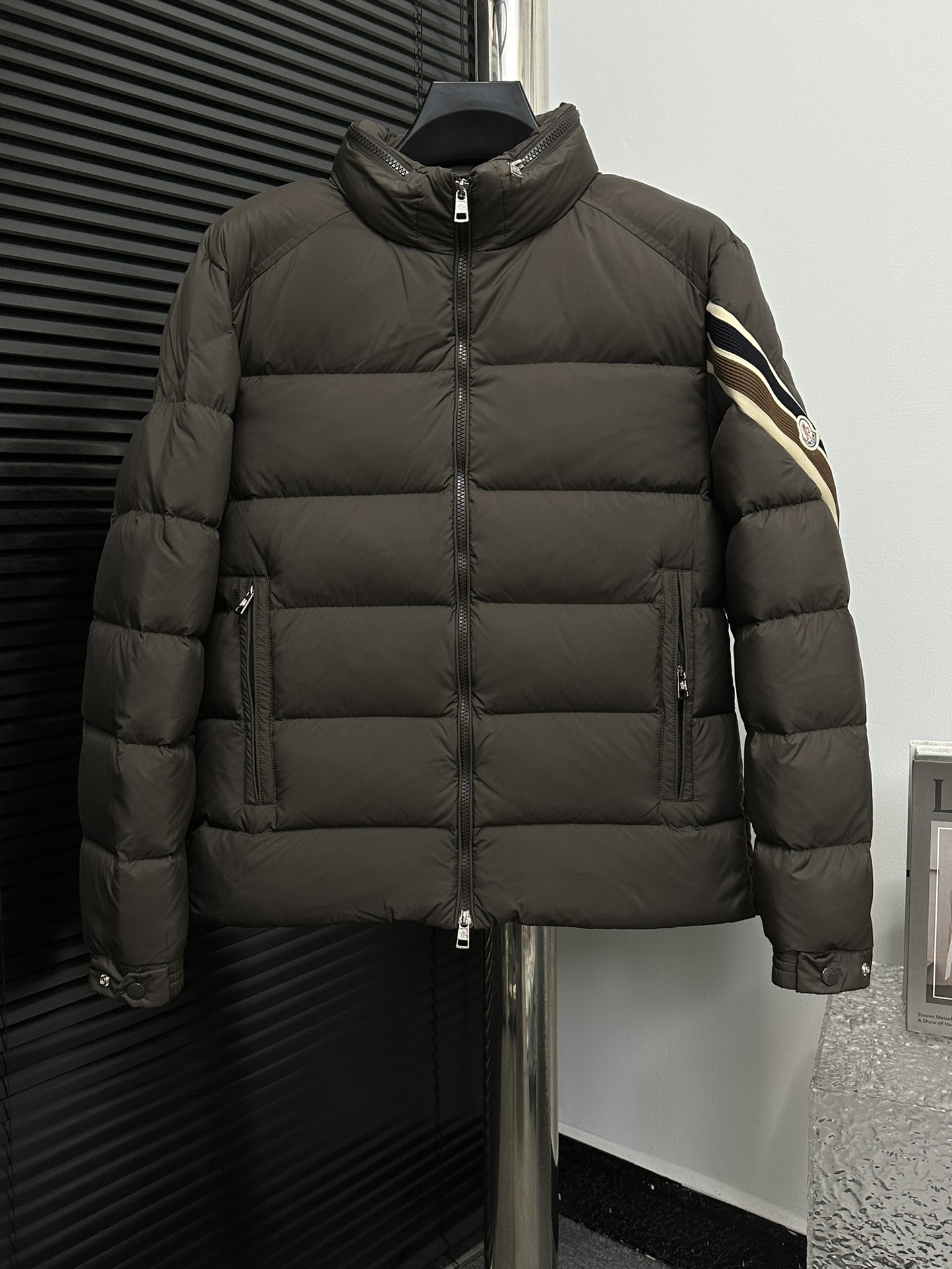【𝗠𝗼𝗻𝗰𝗲𝗿】Chaqueta corta de plumón para hombre Moncler con ribete tricolor. Relleno de plumón de ganso extra. La te…