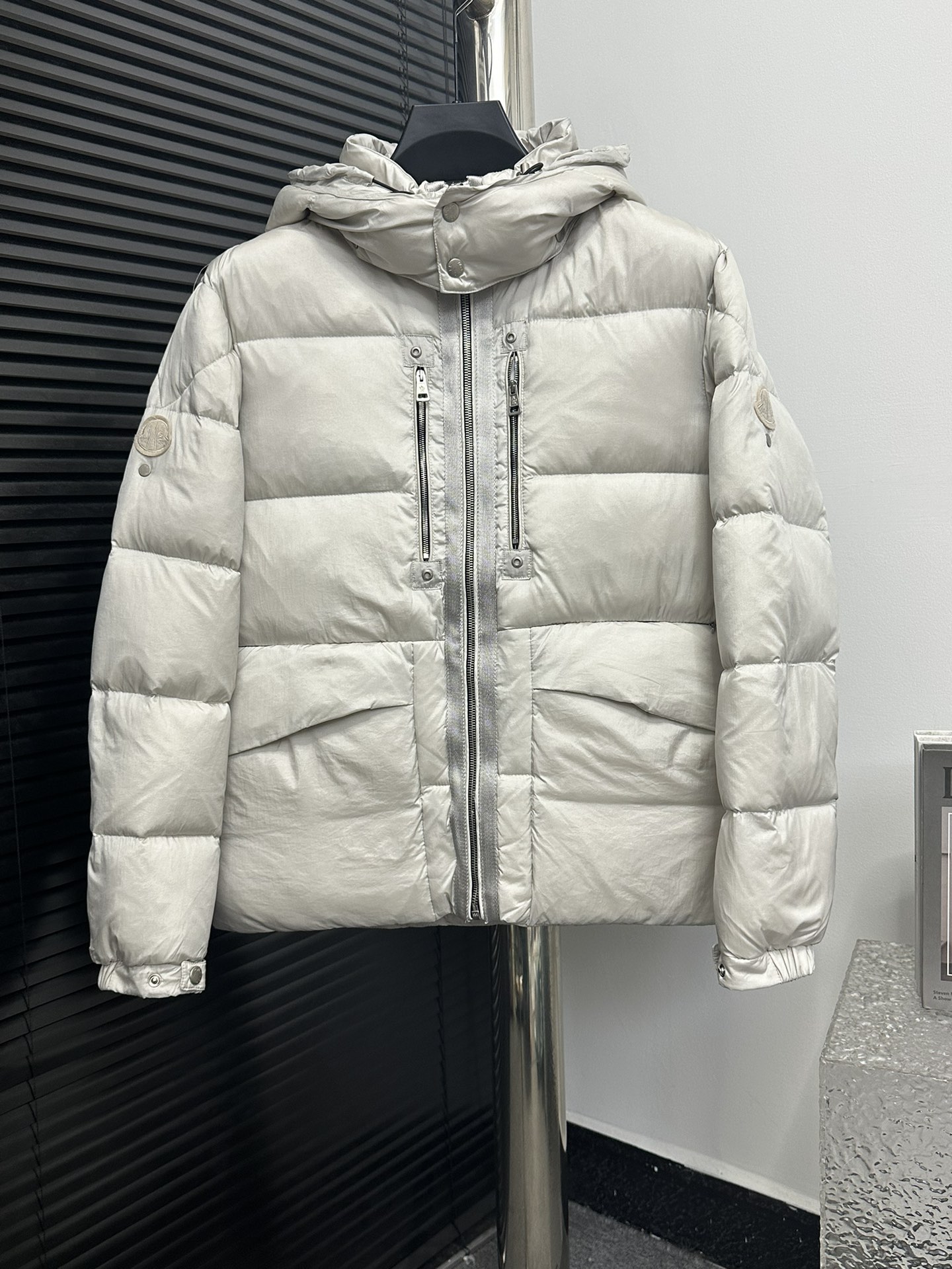【𝗠𝗼𝗻𝗰𝗲𝗿】蒙口双标宋茜同款重工羽绒服男女同款！ 最经典最具识别度的新款设计加上品牌logo点缀，上身非常高街风!拉链五金搭配更显高级!一款简简单单的设计让你在冬天不惧寒冷!填充白羽绒确保温暖呵护!而双向拉链门襟可调整版型…
