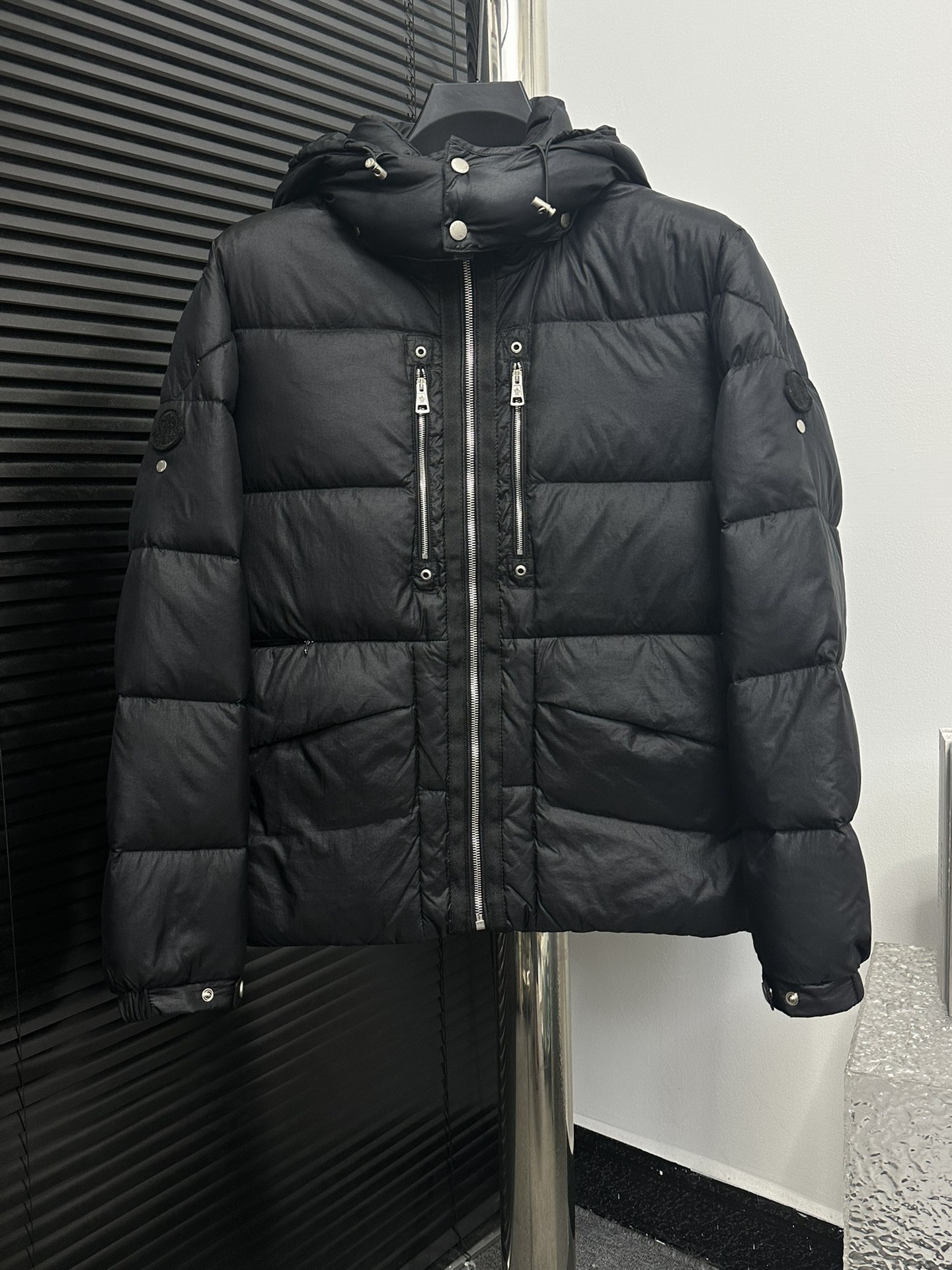 【𝗠𝗼𝗻𝗰𝗲𝗿】蒙口双标宋茜同款重工羽绒服男女同款！ 最经典最具识别度的新款设计加上品牌logo点缀，上身非常高街风!拉链五金搭配更显高级!一款简简单单的设计让你在冬天不惧寒冷!填充白羽绒确保温暖呵护!而双向拉链门襟可调整版型…