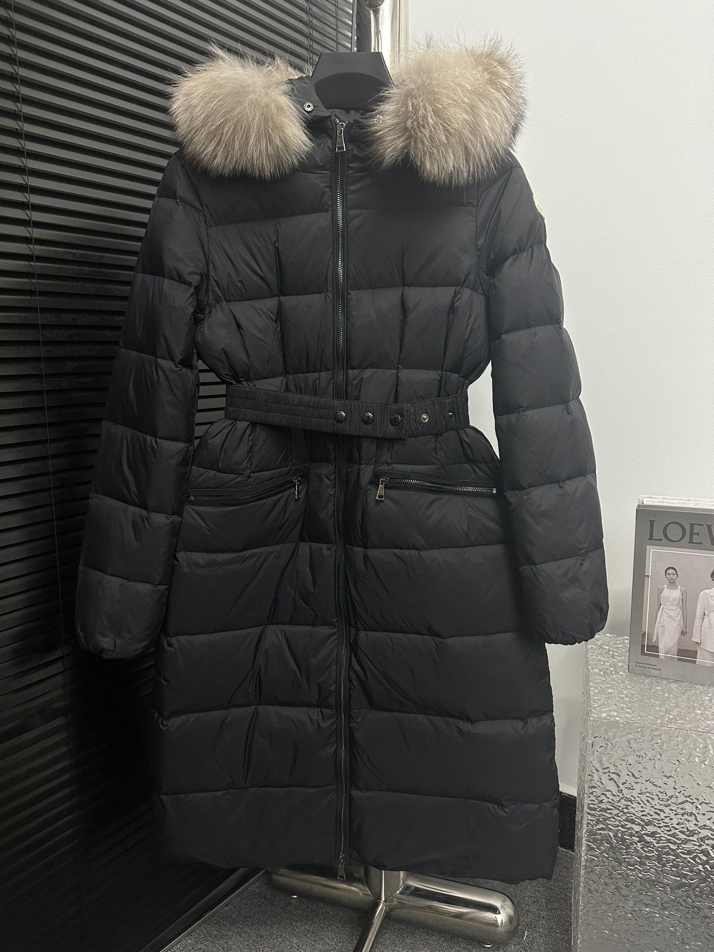moncler/蒙口#hudson女士加长款羽绒服 这是蒙口羽绒服最完美的一款，从头到脚给予你足够的温暖，无论从羽绒的填充度、面料的色泽度、狐狸毛的亮泽度、五金的精细度都无比高端! 采用欧标95%白鸭绒填充，柔软度保暖度都是无可比拟! 尺…