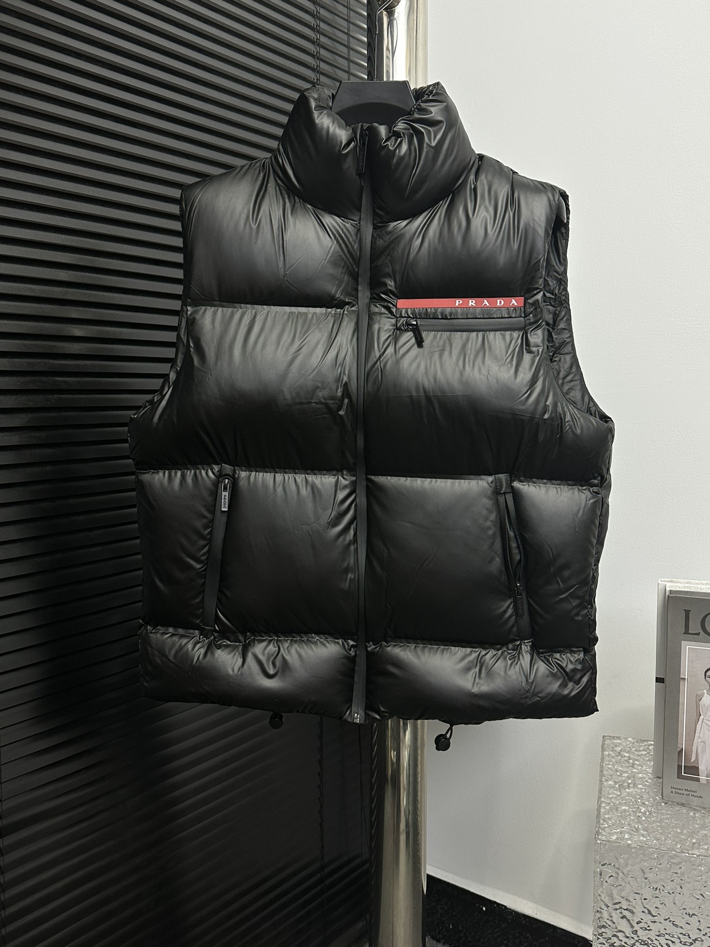 (Prada) ¡Chaqueta de plumas clásica con etiqueta roja! Utilizando tejidos de alta tecnología como nailon grafeno y forr…