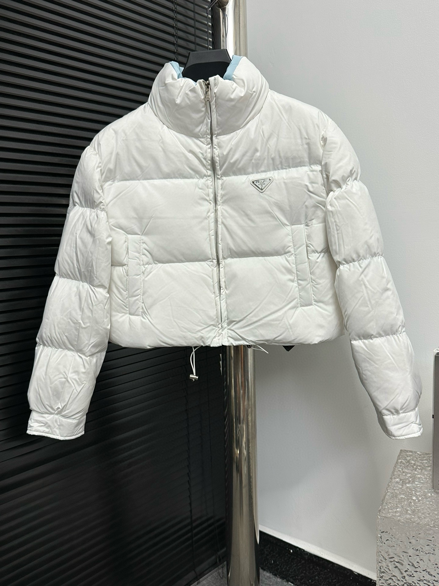[Prada] Chaqueta de plumas con cuello alto corto para mujer Prada. Diseño de moño ultraligero y esponjoso con total cal…