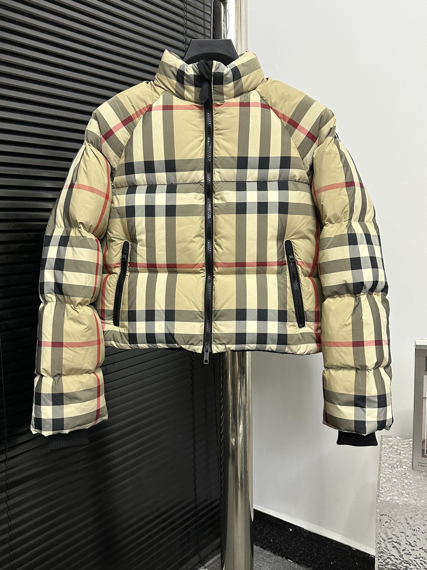 【BURBERRY】¡Chaqueta de plumón clásica de Burberry para otoño e invierno con cuello alto y cremallera, estampado de cuad…