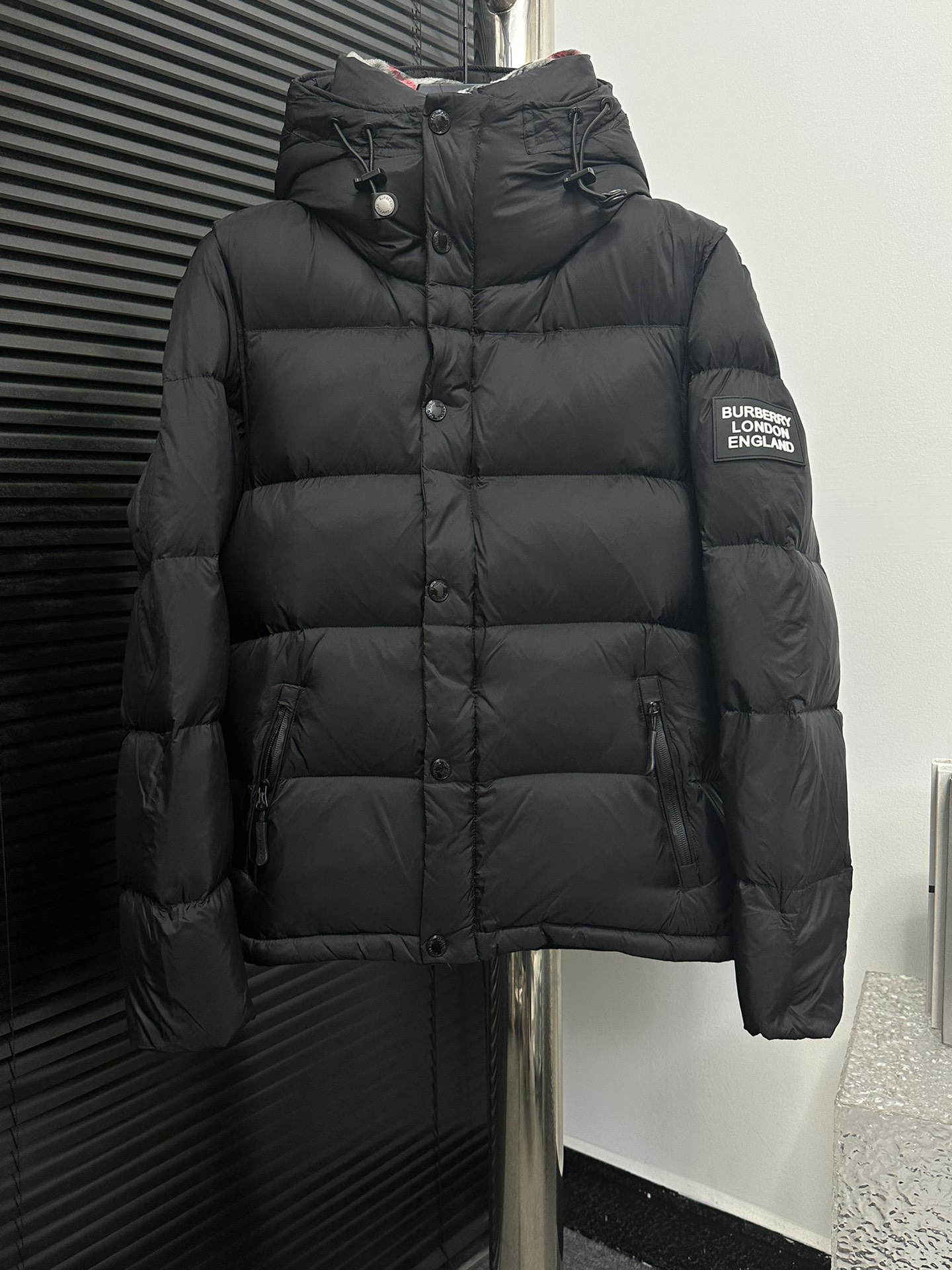 【BURBERRY】¡Chaqueta de plumón con capucha y mangas desmontables de Burberry! Cuello alto y capucha forrados con el clás…