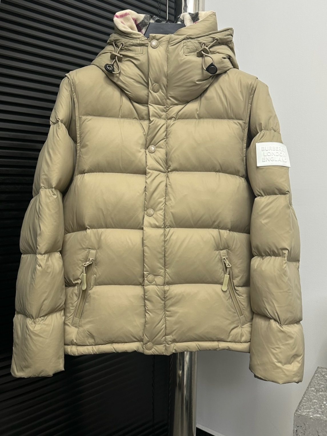 【BURBERRY】¡Chaqueta de plumón con capucha y mangas desmontables de Burberry! Cuello alto y capucha forrados con el clás…