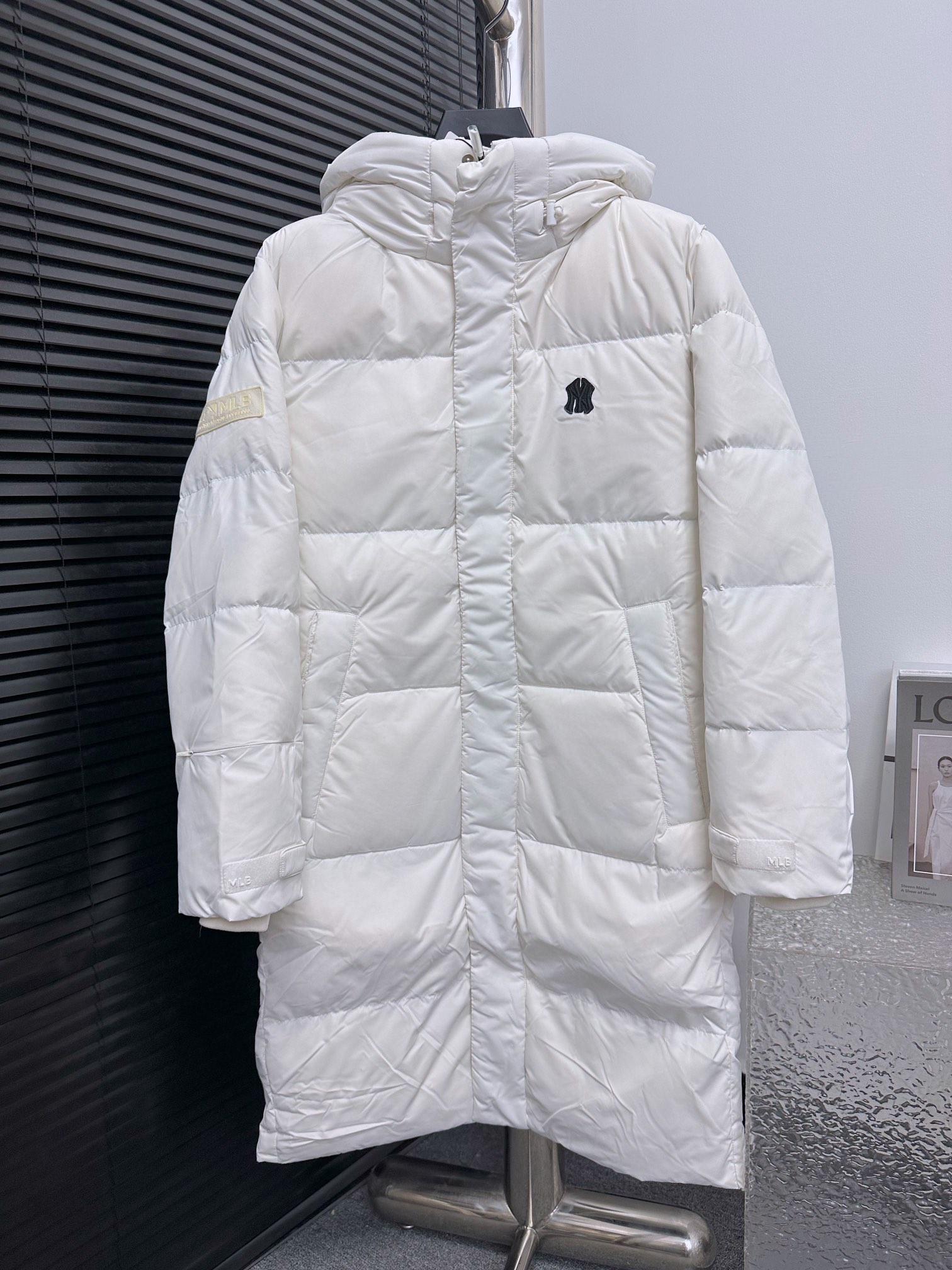 (Versión premium) 【MLB】Chaqueta de plumas larga y gruesa con botones y bordado pequeño MLB es una marca de moda urbana …