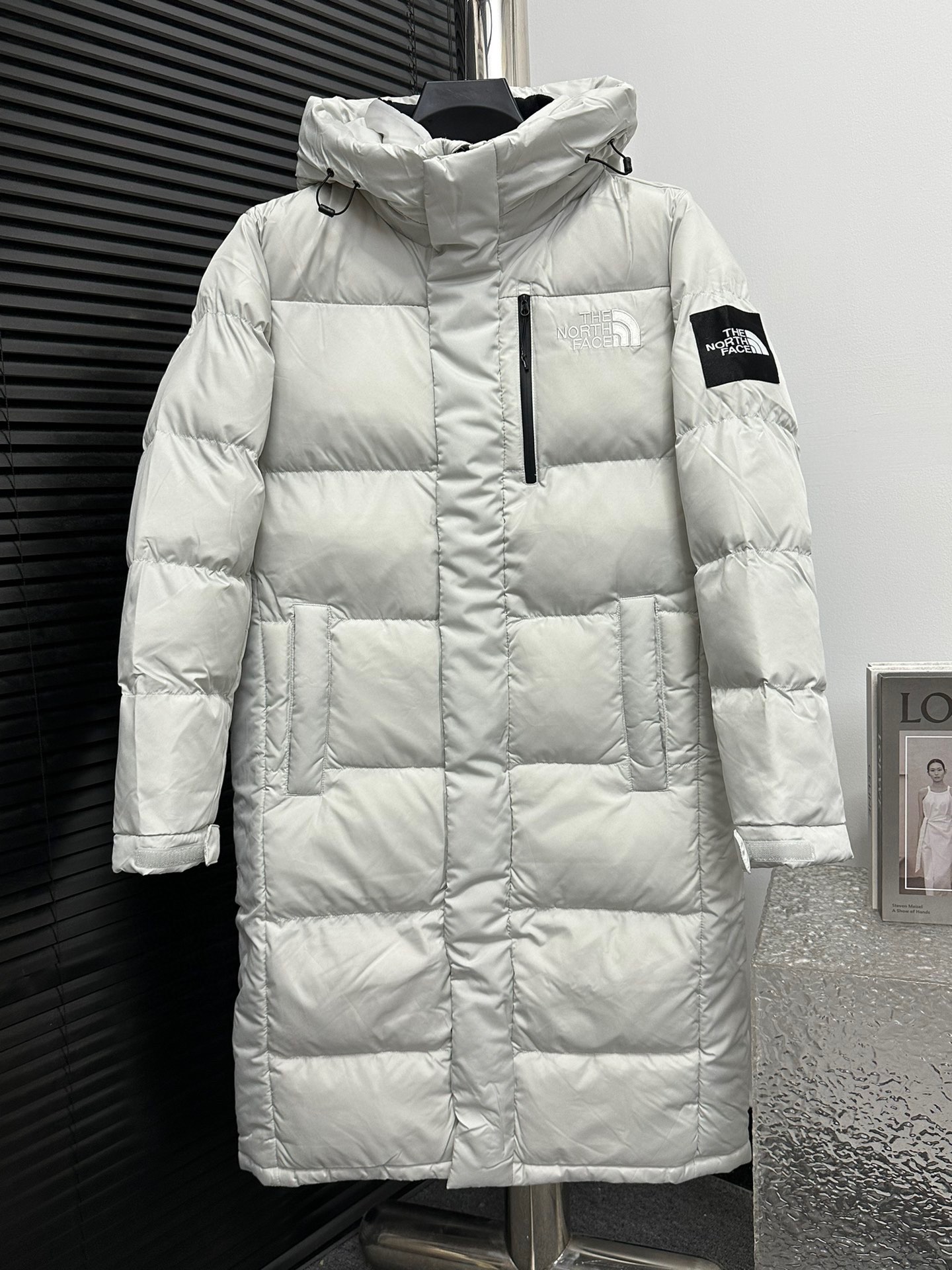 (Versión Amazon) 【𝗧𝗛𝗘 𝗡𝗢𝗥𝗧𝗛 𝗙𝗔𝗖𝗘】Serie insignia de Corea NEVER STOP EXPLORING, chaqueta de plumas…