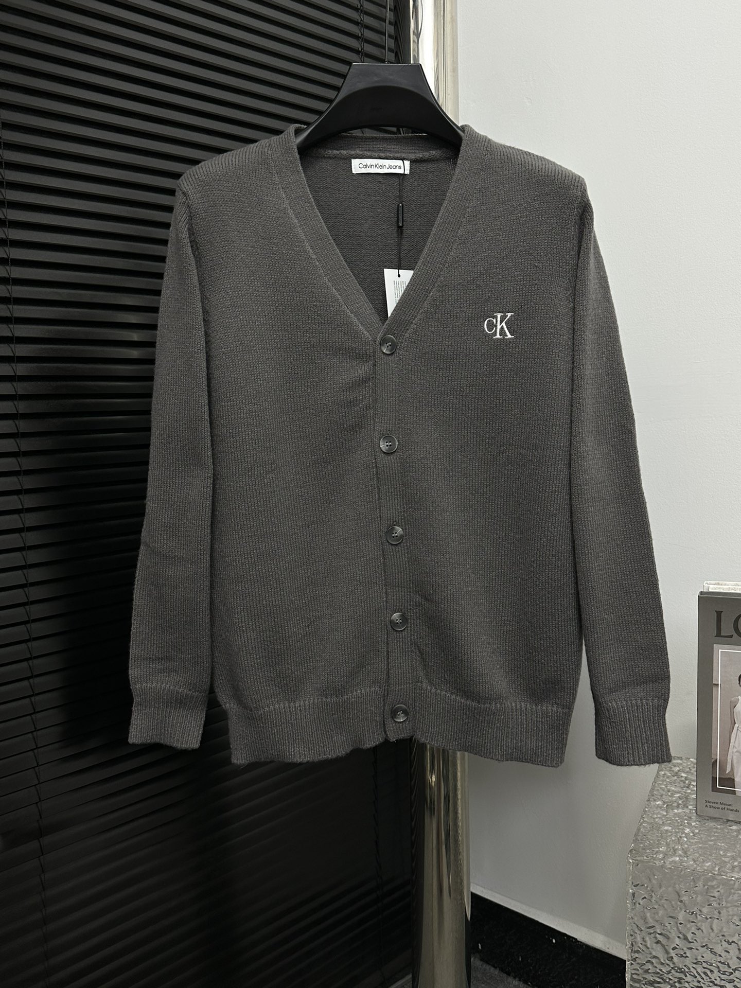 【Cain Klein 】24FW otoño-invierno, cárdigan gris de cuello en V grande con bordado pequeño, 𝐂𝐤 cada pieza es…