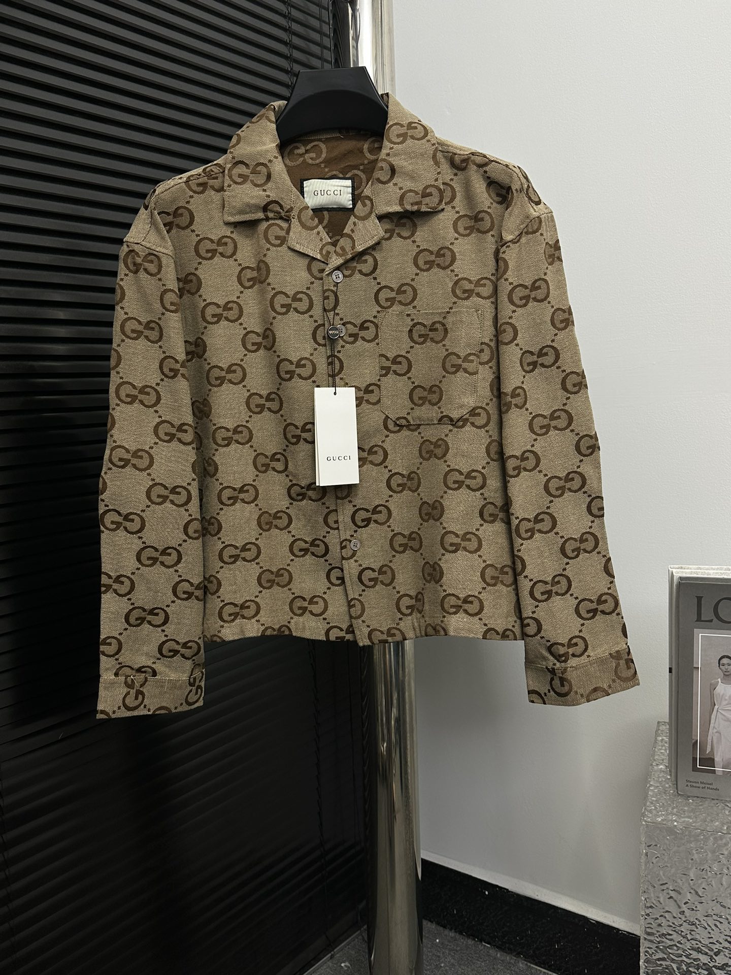 【𝙂𝙐𝘾𝘾𝙄 】 GC 24FW 双G小提花翻领 轻奢主义 男女日常通勤穿搭必备单品 详细特征 原材料高密度全副提花工艺面料 激光定位裁剪工艺 假日风翻领设计 激光品牌标识刻纹纽扣 原版主唛水洗吊牌包装 尺码：S-XL