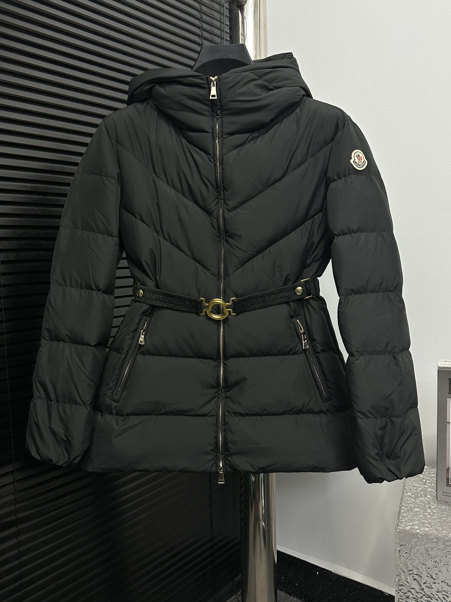 【Moner】蒙口 BROSSE chaqueta de plumón corta con capucha, costuras en V, cinturón que marca la cintura, diseño ceñido muy …