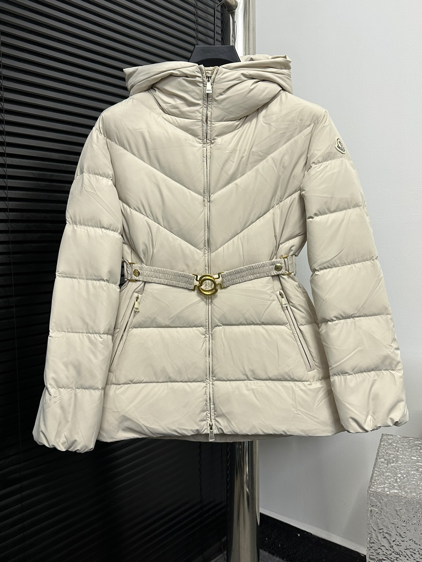￼ 【Moner】蒙口 BROSSE chaqueta de plumón corta con capucha, costuras en V, cinturón que marca la cintura, diseño ceñido mu…