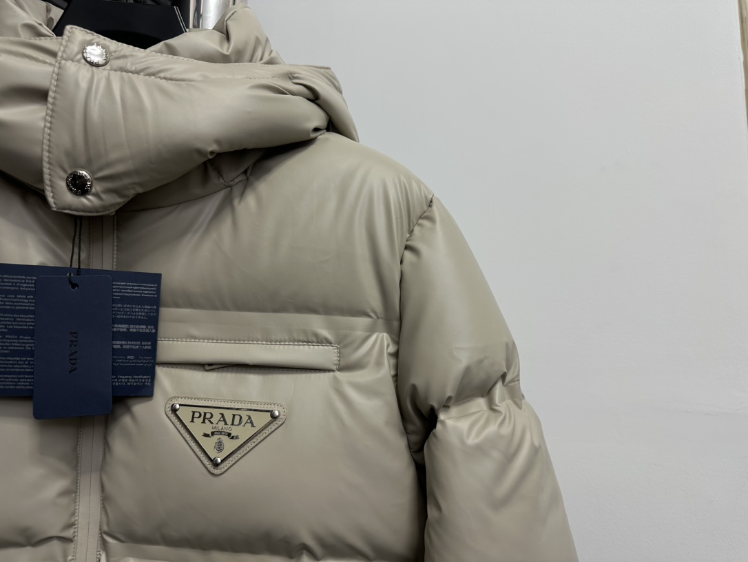 PRADA】 普拉达2024冬季时尚休闲连帽羽绒服外套 3
