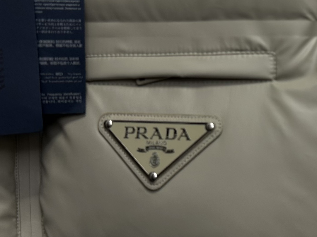 PRADA】 普拉达2024冬季时尚休闲连帽羽绒服外套 7