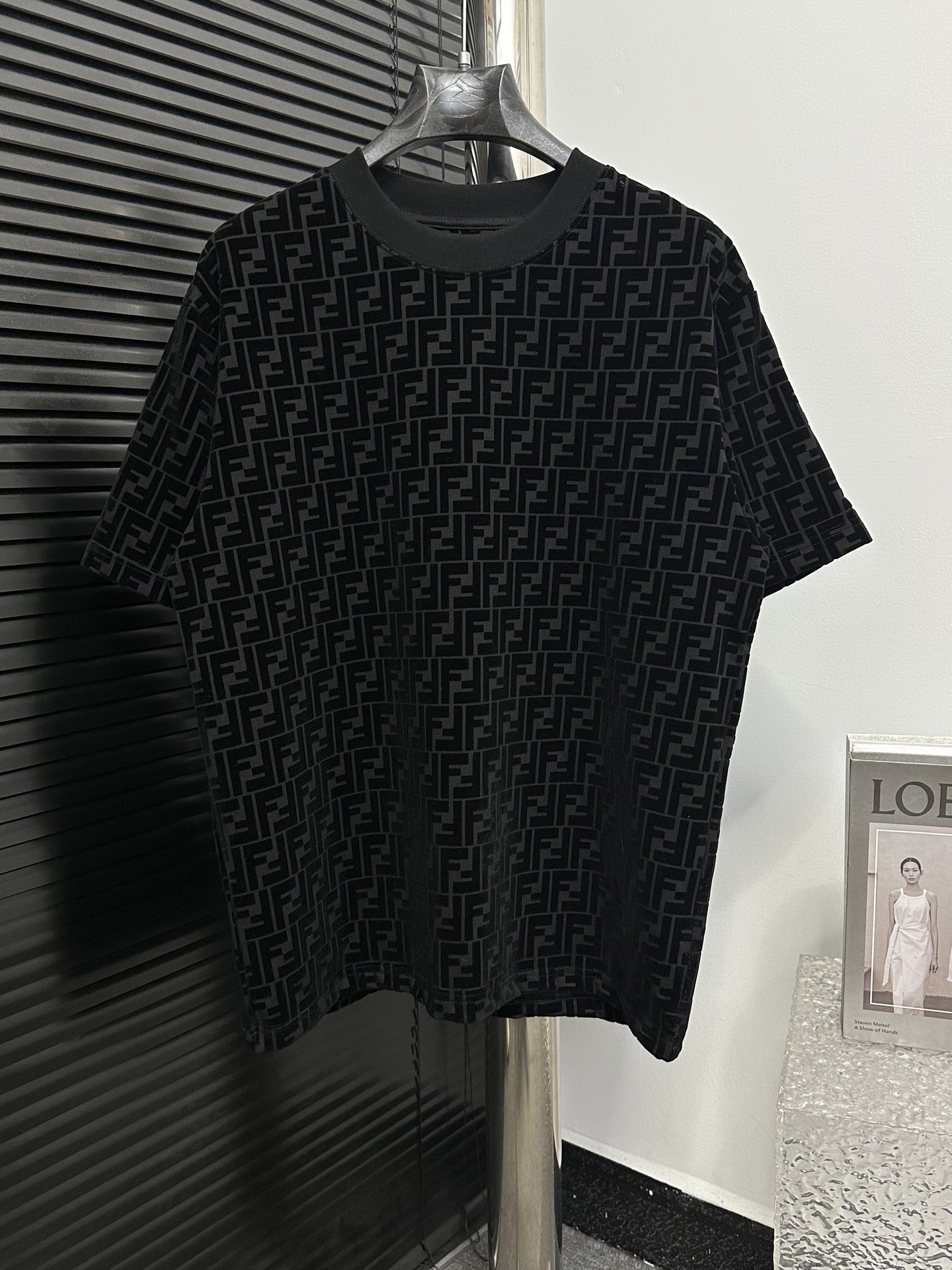 【Fendi】Camiseta de manga corta negra con estampado completo de terciopelo, tela de algodón doble piqué negro, con patró…