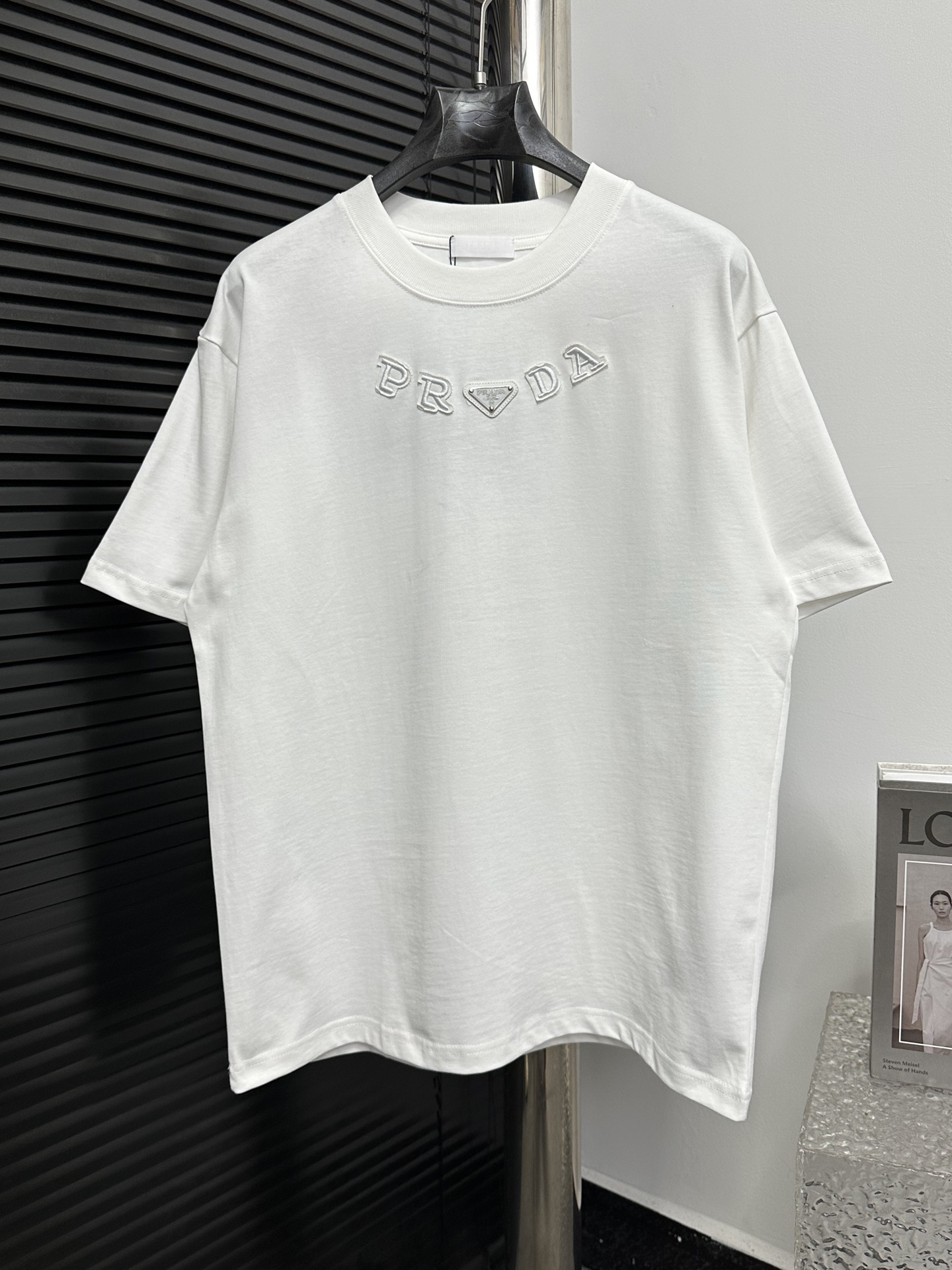 【PRADA】Nueva camiseta Prada 25ss con cuello redondo para primavera y verano. Tecnología de etiquetado de apliques ➕triá…