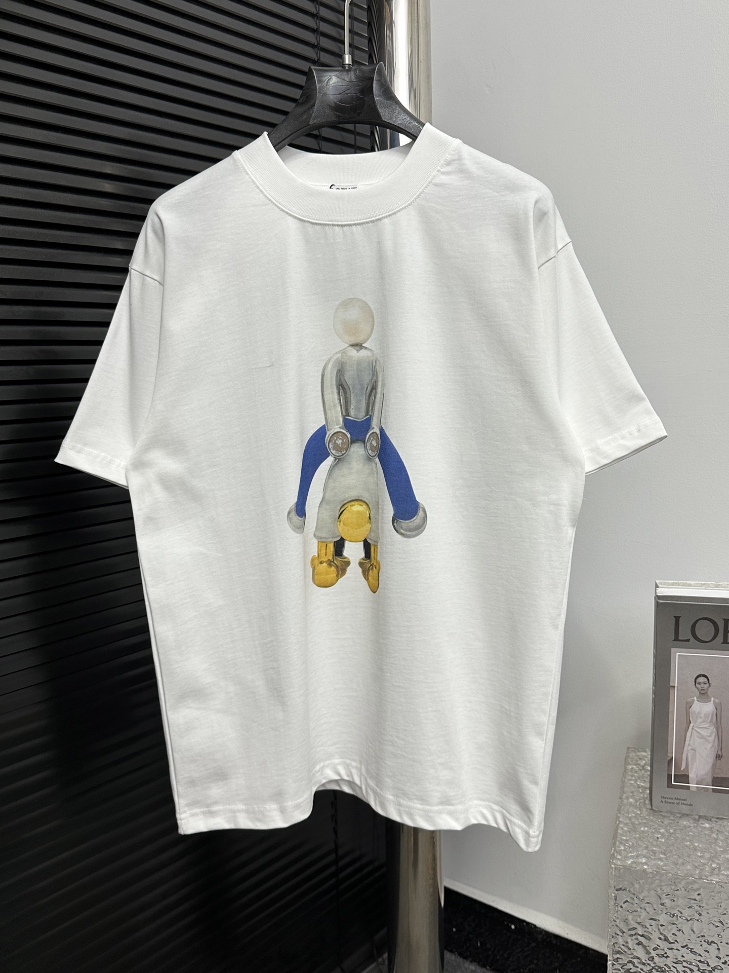 🅿️90 【LOEWE】罗意威25ss新款卡通人偶短袖T恤 官网在售新款轻盈棉质平纹针织 T 恤， 正面饰有 LOEWE Jewellery Acrobat 印花。 宽松版型，标准长度，罗纹圆领， 背面 LOEWE 刺绣 男女同款 尺码…