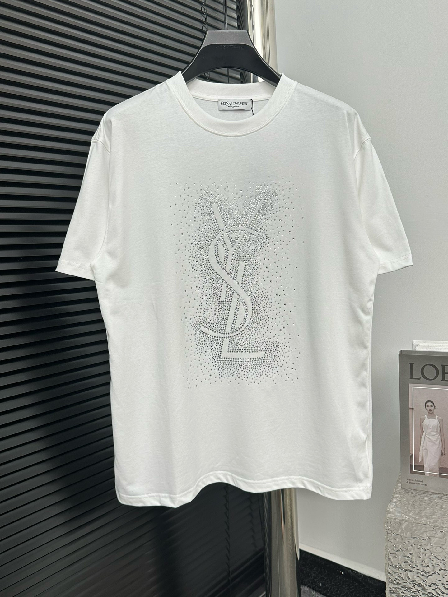 【YSL】Saint Laurent 25ss camiseta de manga corta con pedrería termoadhesiva. Proceso de pedrería de imitación …