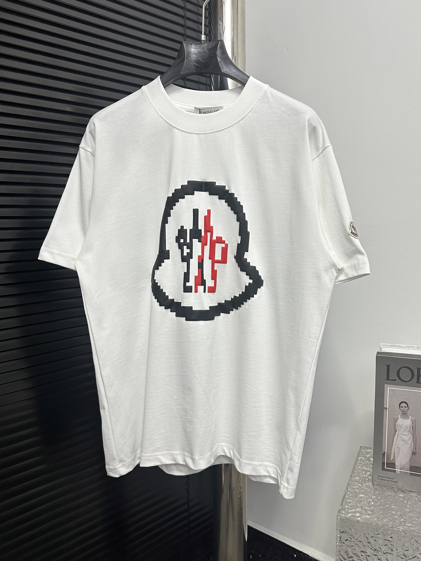 【moncler 】蒙口2025SS新款像素模糊logo印花短袖 moncler标识点缀于胸前 仿佛艺术家的灵魂印记 辨识度拉满 低调中蕴含着无尽的故事与格调 无需多言 穿搭的尽头是极简 画样缝纫机工艺 通过软件输入所需的图案 高精度的定…