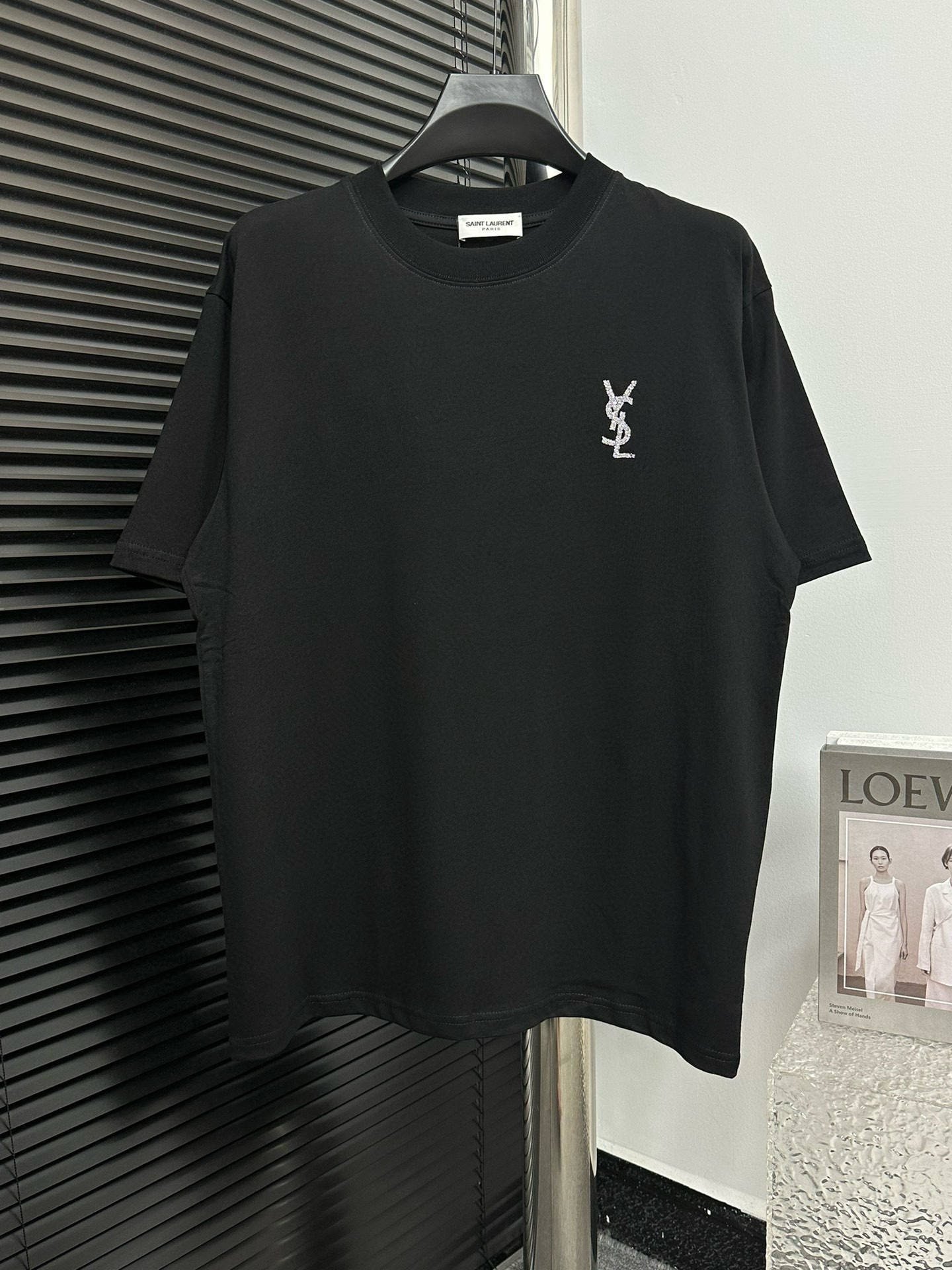 ￼ 【YSL】Saint Laurent 25ss camiseta de manga corta con logo clásico. Artículo imprescindible para celebridades y uso dia…