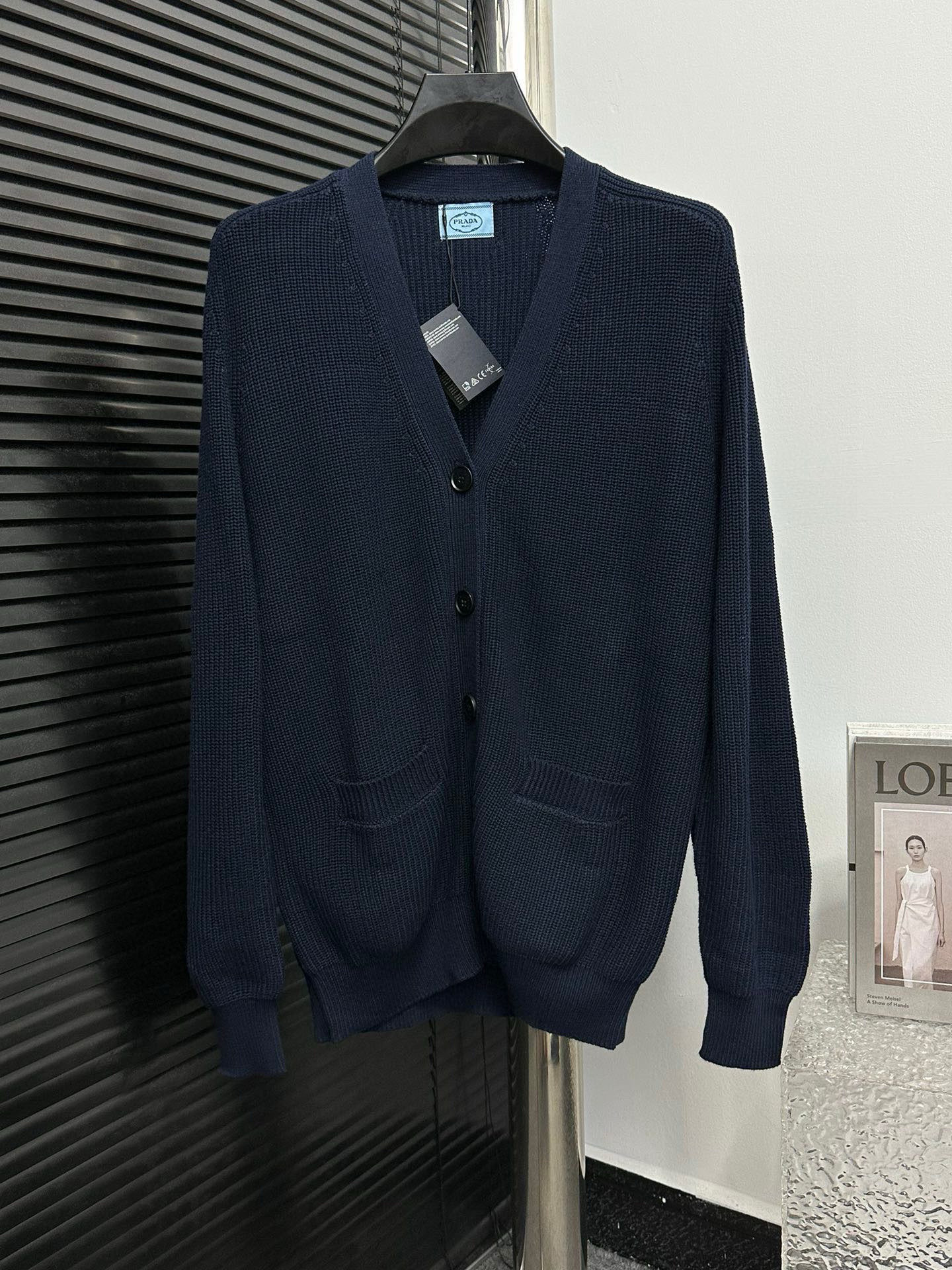 P120 【Prada】普拉达2023ss秋冬新款兰德学院风针织开衫 叠搭高级单品，低调奢华，原版定制宽版版型 百搭时髦！版型不挑人上身显瘦又高级 男女同款 尺码：S-L