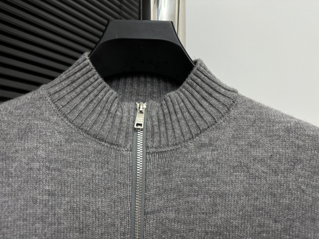 P155 高品质
【Prada 】普拉达精密刺绣针织毛衣外套 
2024新款市面1:1最高版本复刻 原版开发 定智针织面料工艺处理 绝非市场仿羊毛成分通过水洗做出来的手感效果厚实感十足 质感区别市场货 高度还原 每一个颜色起订量需要500KG选定一线毛纺工厂代工 
吊牌 吊粒 水洗 包装袋 全套辅料 
颜值相当高 做工超精致
尺码：S M L