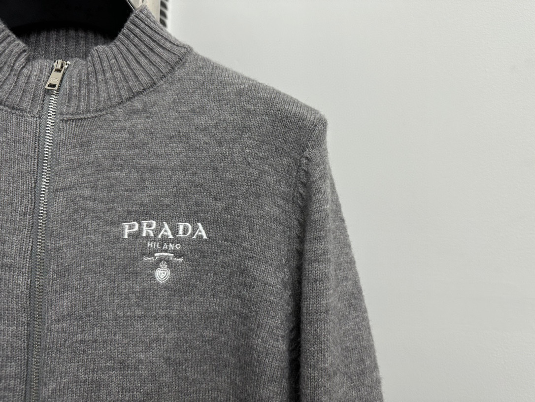 P155 高品质
【Prada 】普拉达精密刺绣针织毛衣外套 
2024新款市面1:1最高版本复刻 原版开发 定智针织面料工艺处理 绝非市场仿羊毛成分通过水洗做出来的手感效果厚实感十足 质感区别市场货 高度还原 每一个颜色起订量需要500KG选定一线毛纺工厂代工 
吊牌 吊粒 水洗 包装袋 全套辅料 
颜值相当高 做工超精致
尺码：S M L
